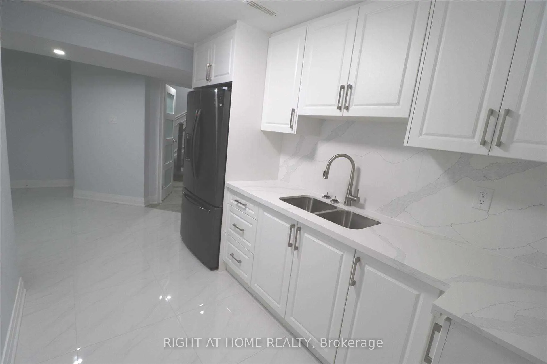 Photo 3 of 688 Village Parkway, Markham, Unionville — HOMEH