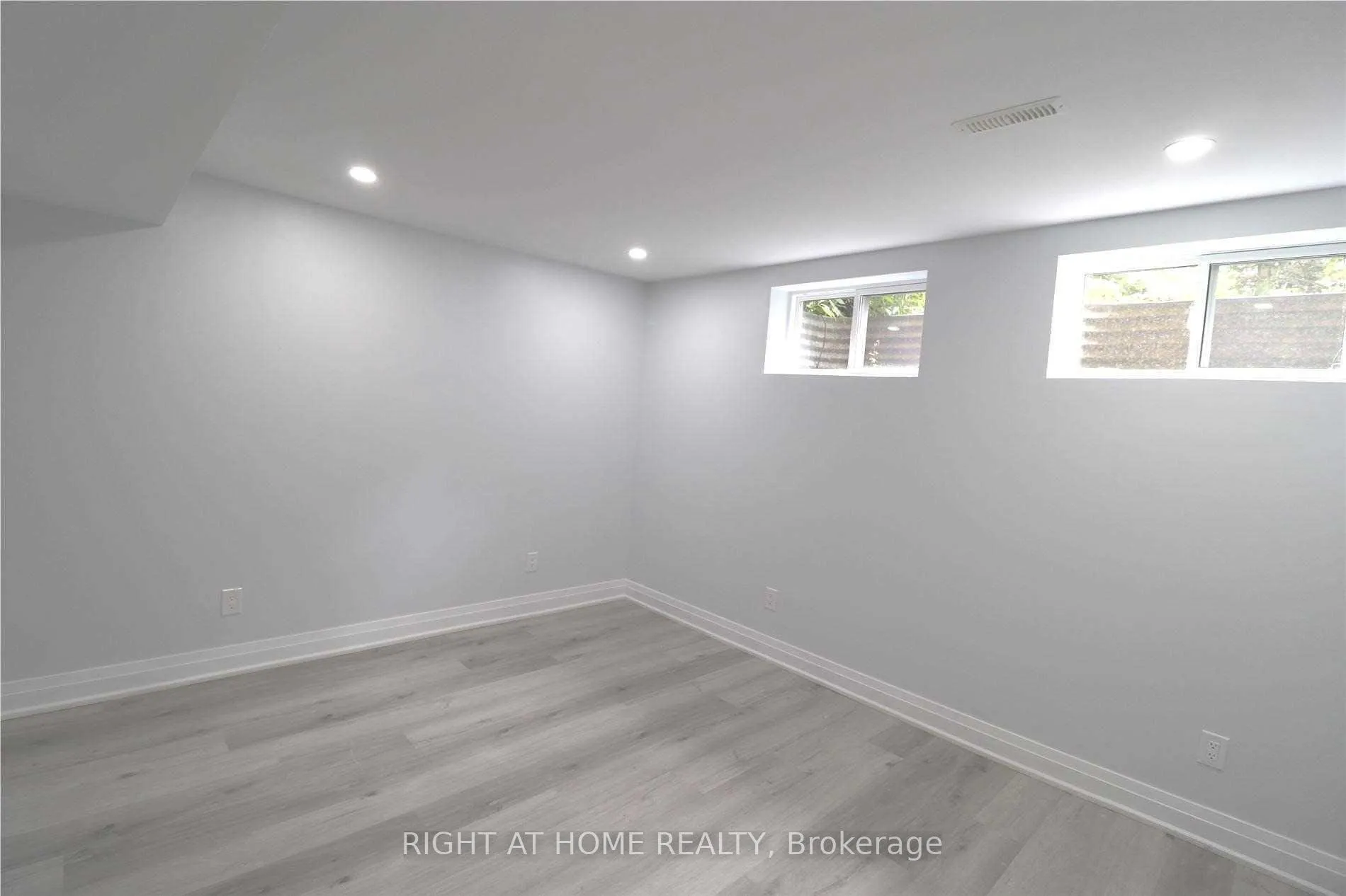 Photo 5 of 688 Village Parkway, Markham, Unionville — HOMEH