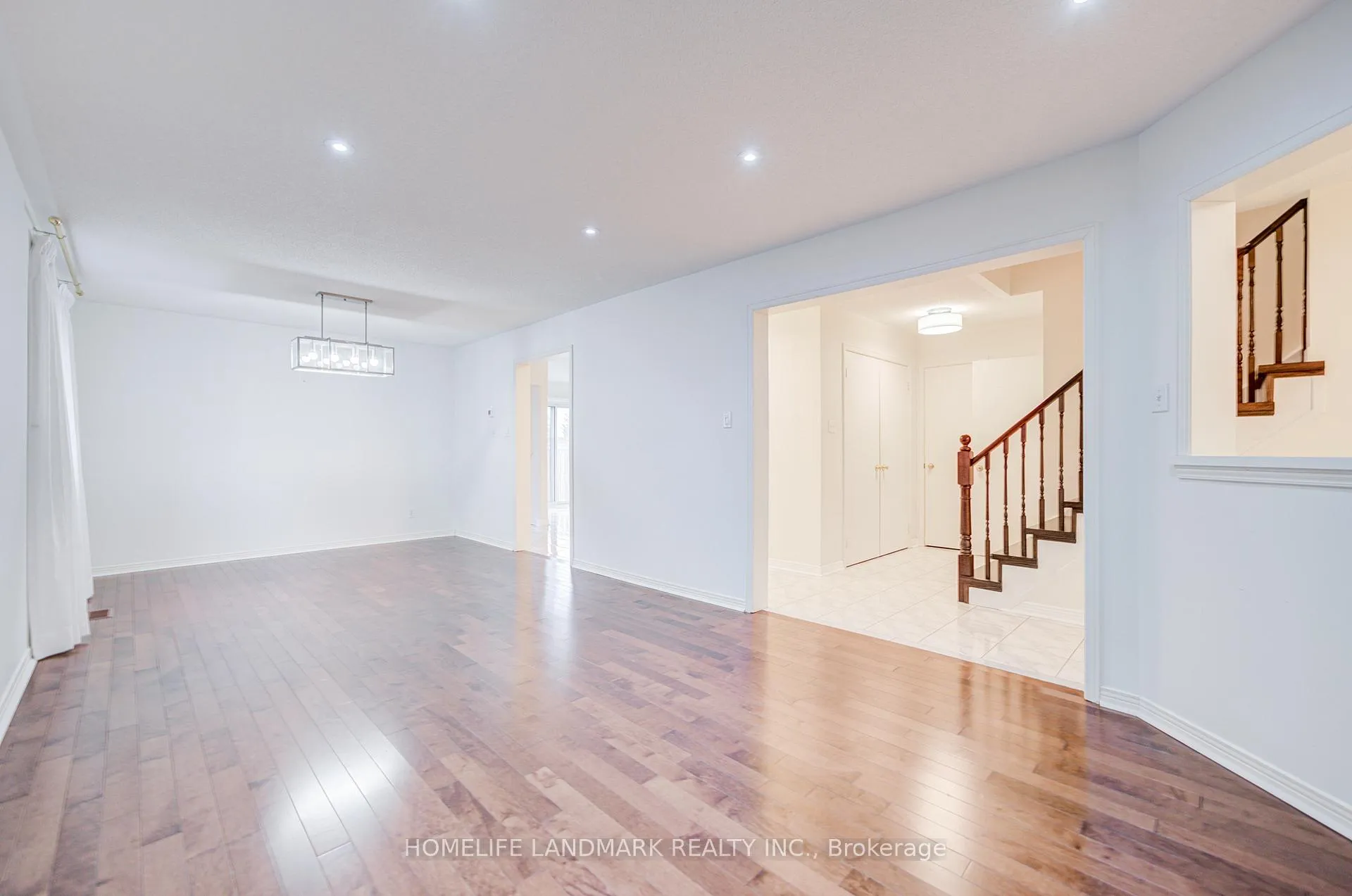 Photo 5 of 117 Halterwood Circle, Markham, Markville — HOMEH