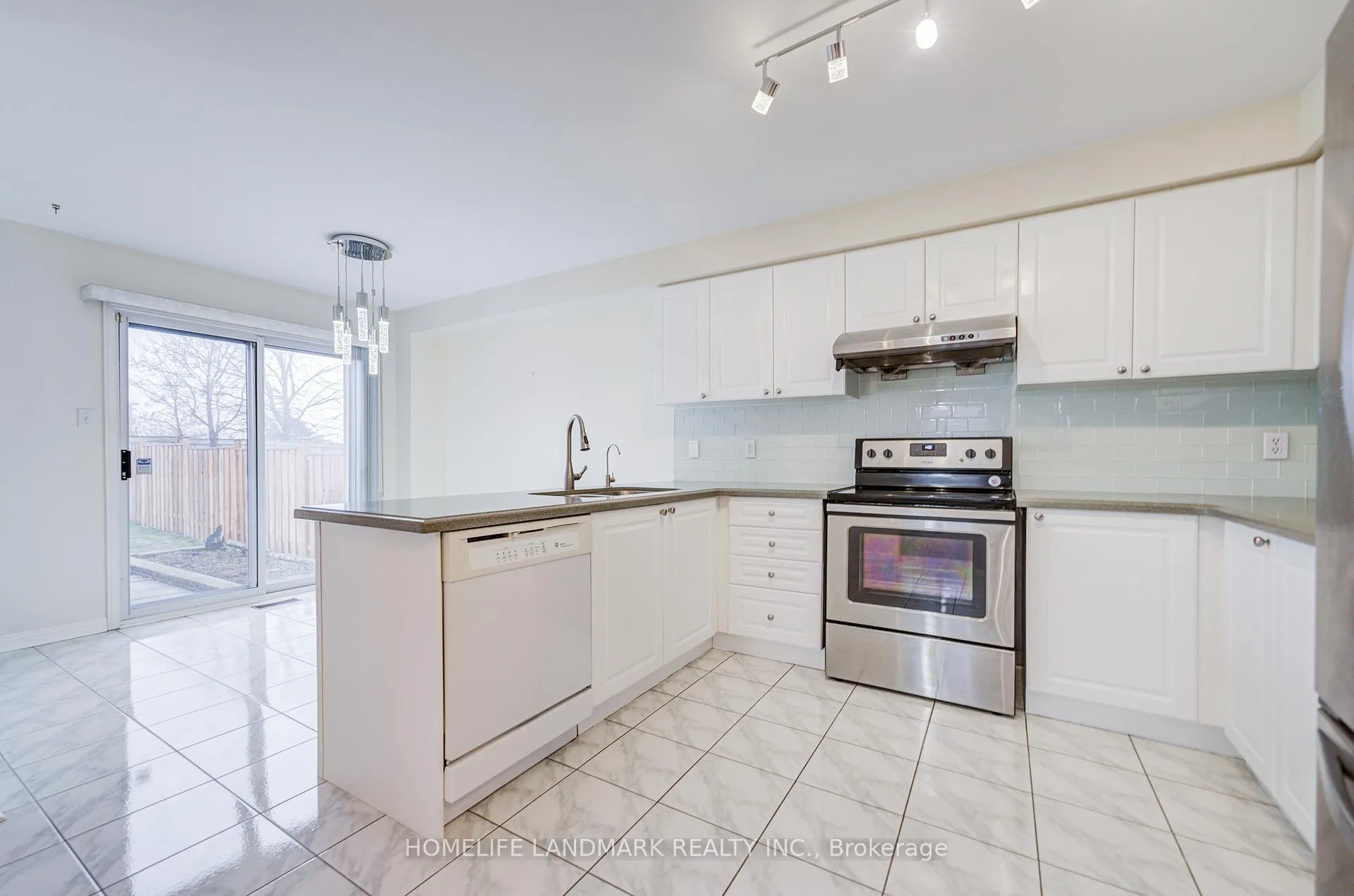 Photo 13 of 117 Halterwood Circle, Markham, Markville — HOMEH
