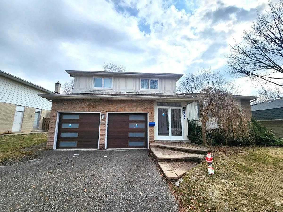 Front of 207 Bayview Fairways Drive