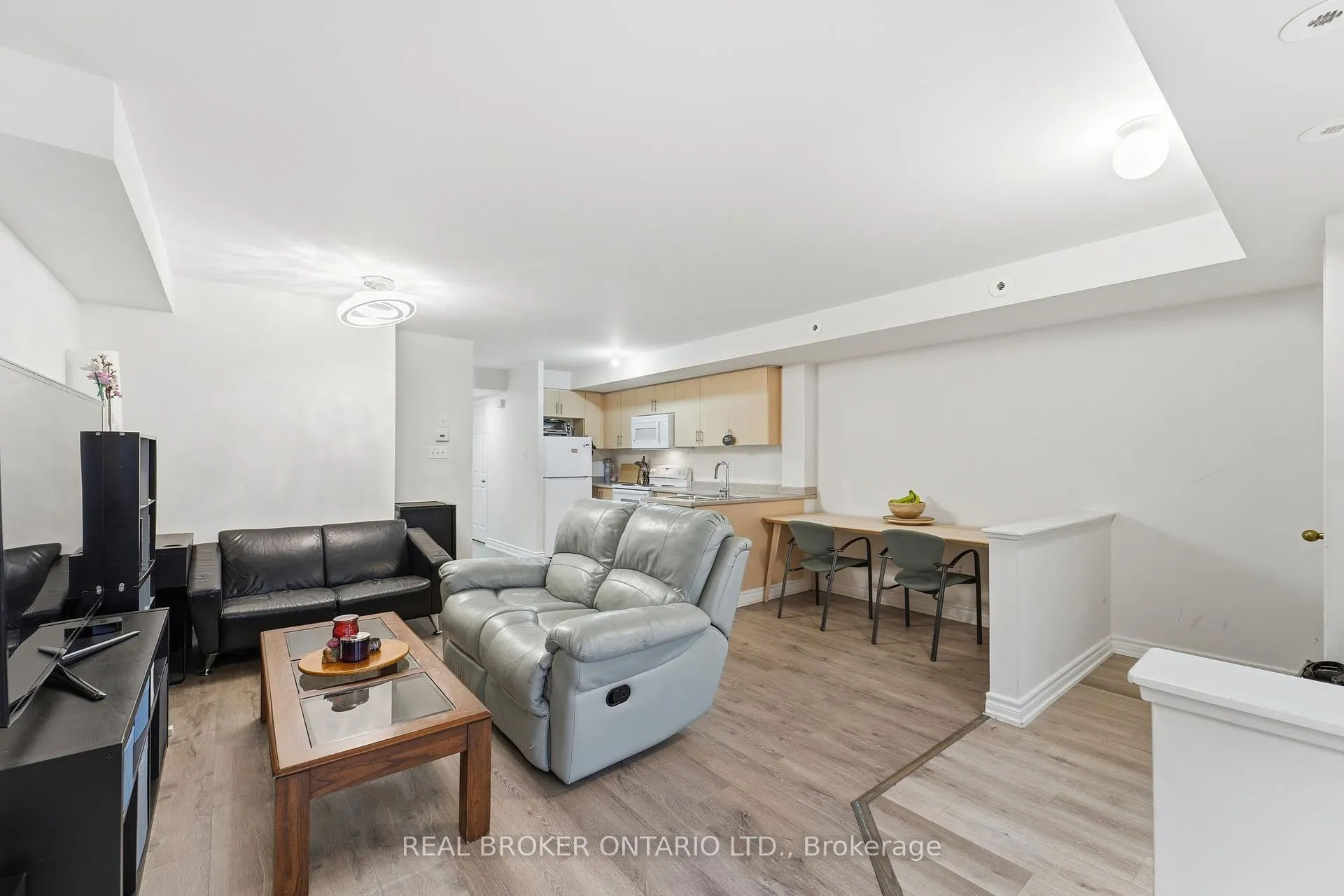 Photo 4 of Unit 92, 37 Four Winds Drive, North York, York University Heights — HOMEH