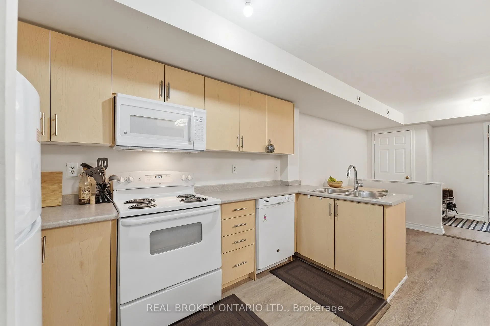 Photo 10 of Unit 92, 37 Four Winds Drive, North York, York University Heights — HOMEH