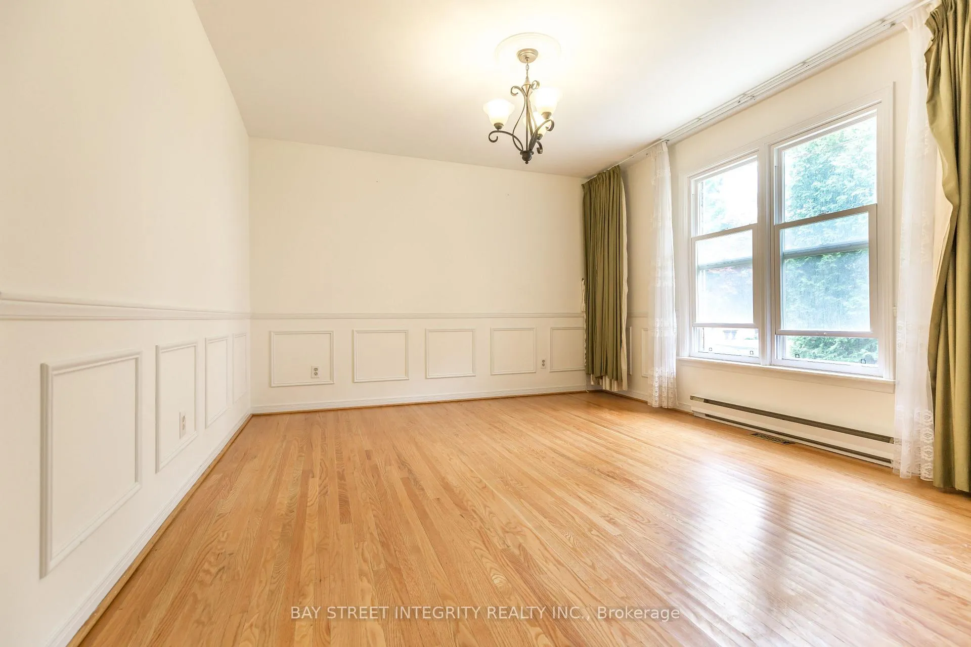 Photo 10 of 70 Mossgrove Trail, North York, St. Andrew-Windfields — HOMEH