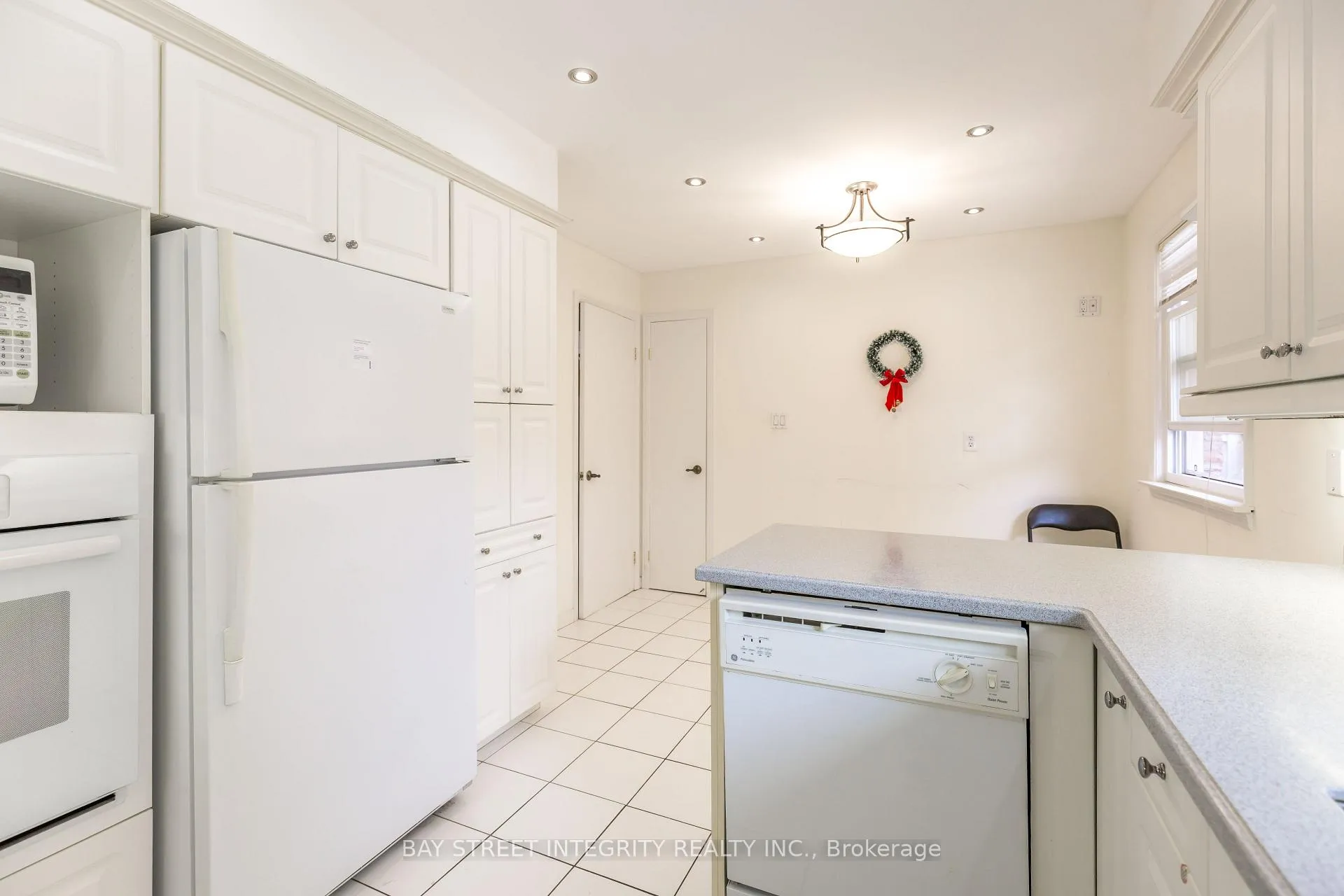 Photo 12 of 70 Mossgrove Trail, North York, St. Andrew-Windfields — HOMEH