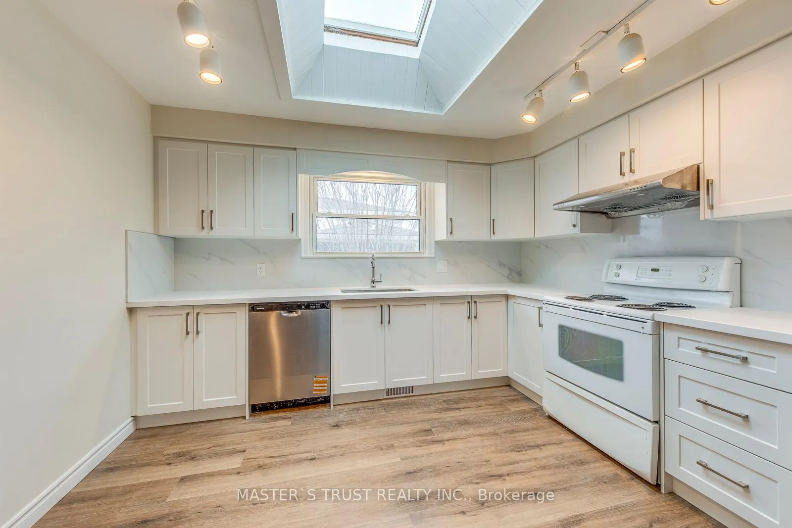 Photo 12 of 9 Bayshore Crescent, St. Catharines, Lakeshore — HOMEH
