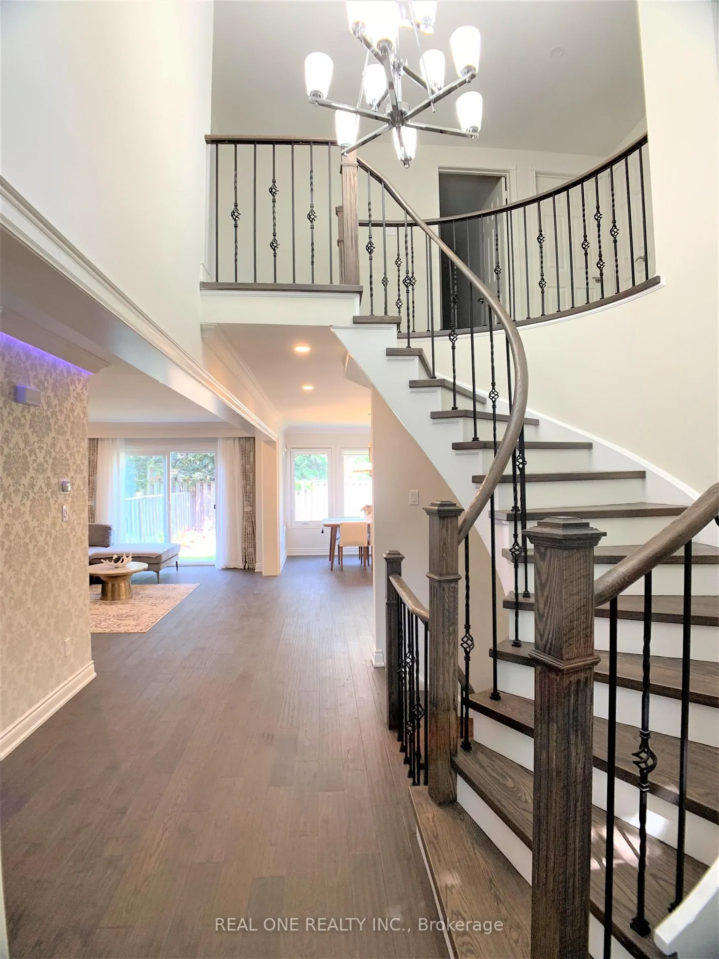 Photo 2 of 433 Mullen Drive, Vaughan, Brownridge — HOMEH