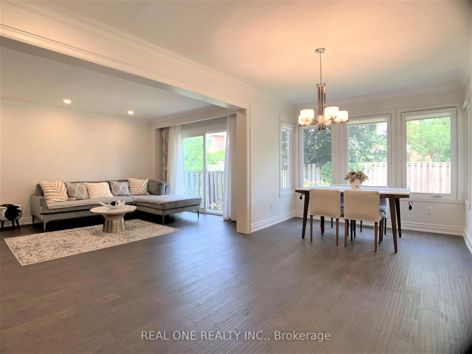 Photo 3 of 433 Mullen Drive, Vaughan, Brownridge — HOMEH