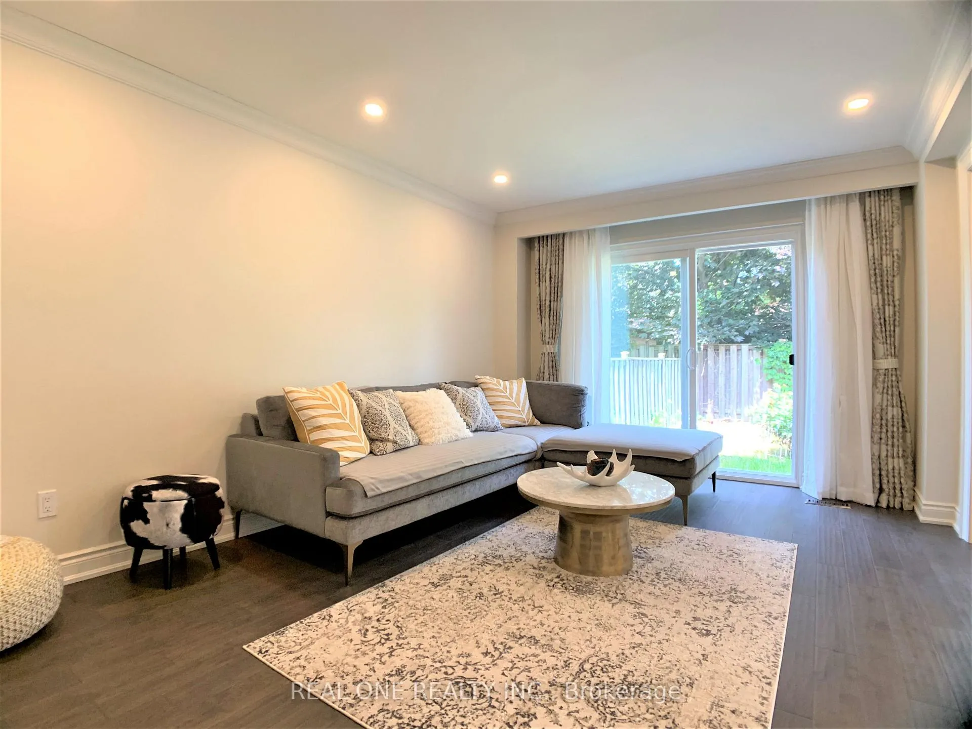 Photo 4 of 433 Mullen Drive, Vaughan, Brownridge — HOMEH