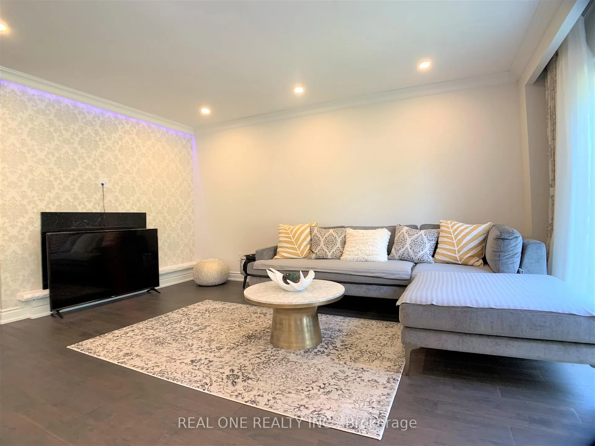 Photo 5 of 433 Mullen Drive, Vaughan, Brownridge — HOMEH