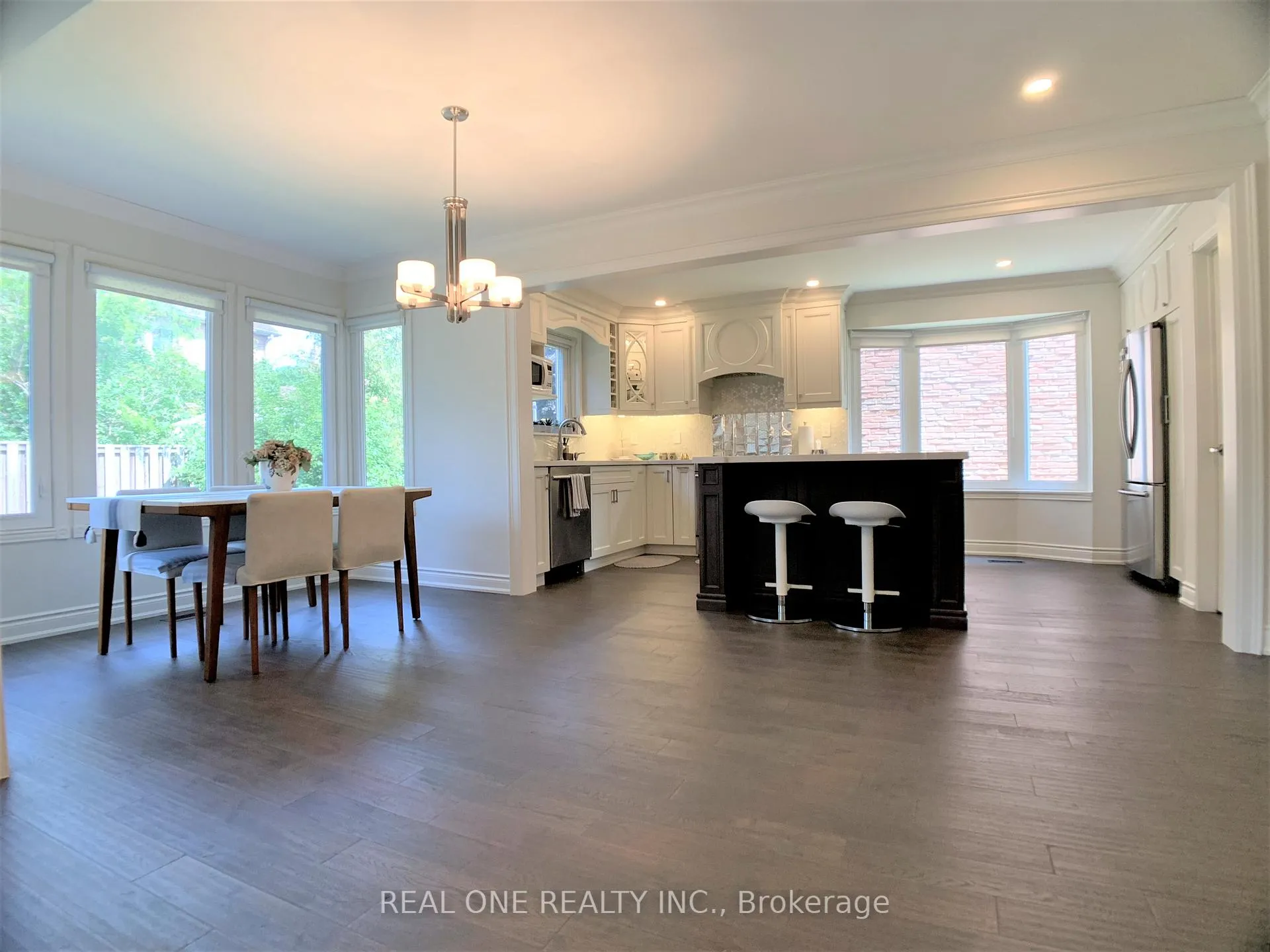 Photo 6 of 433 Mullen Drive, Vaughan, Brownridge — HOMEH