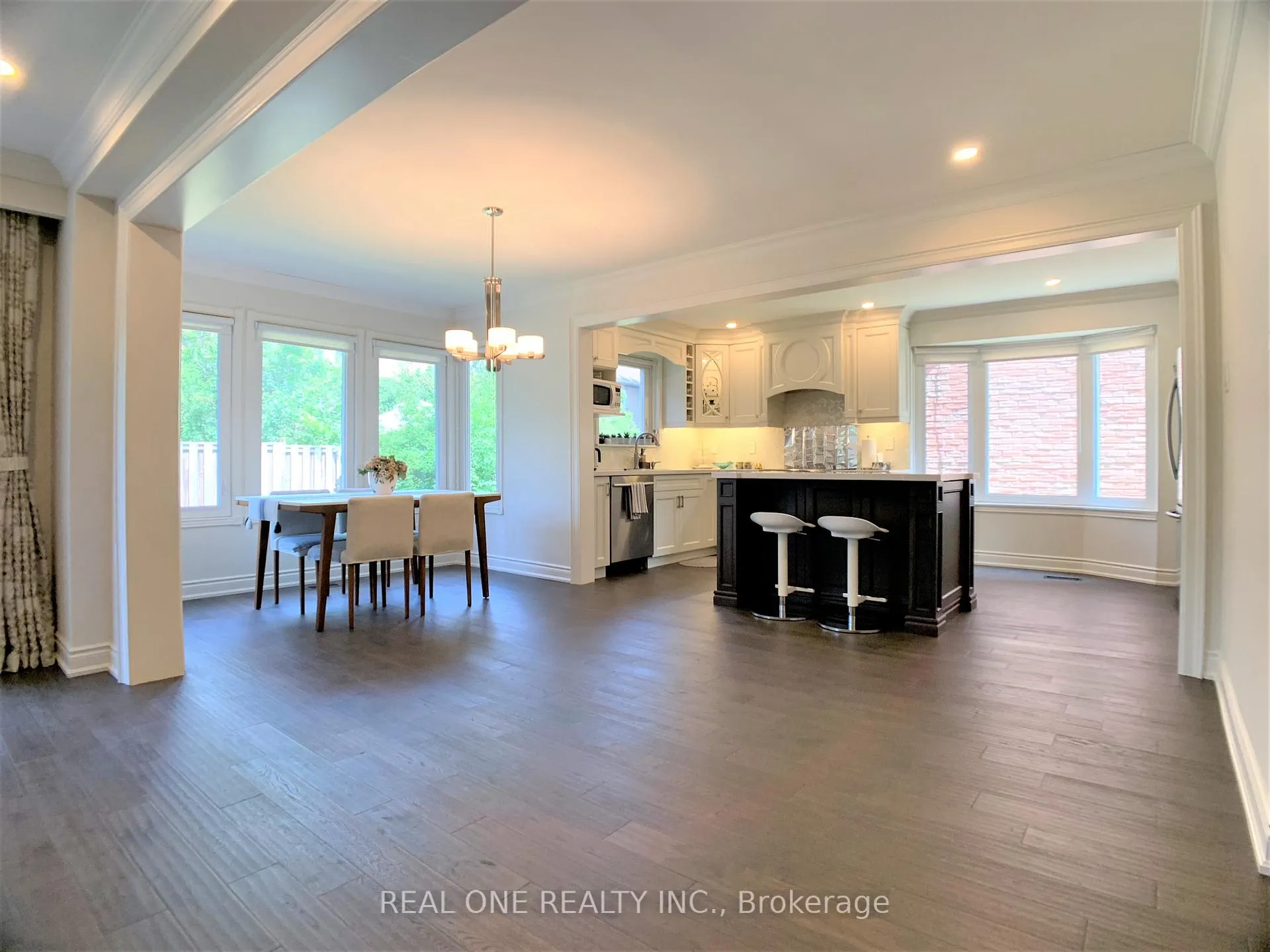 Photo 7 of 433 Mullen Drive, Vaughan, Brownridge — HOMEH