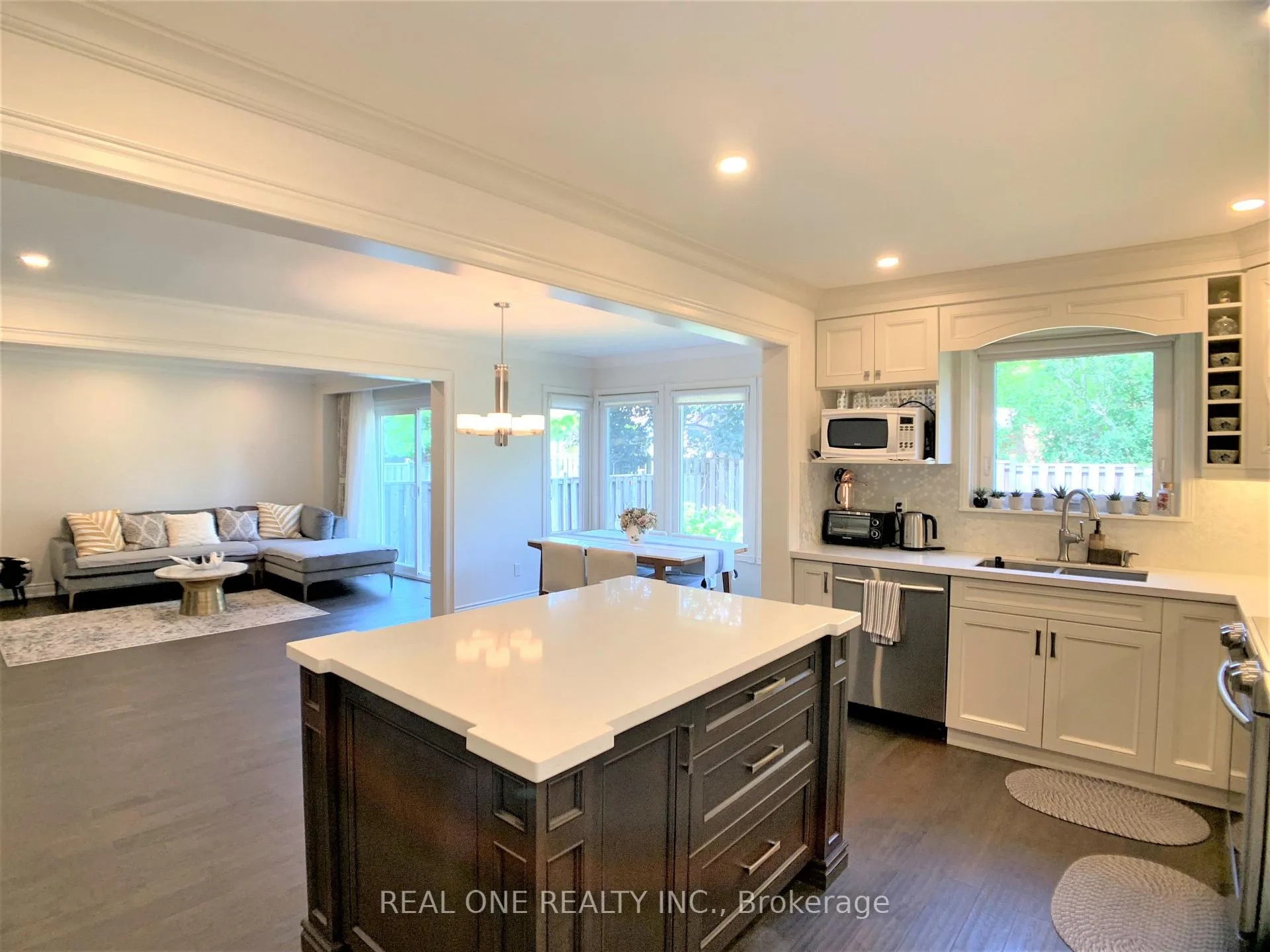 Photo 8 of 433 Mullen Drive, Vaughan, Brownridge — HOMEH