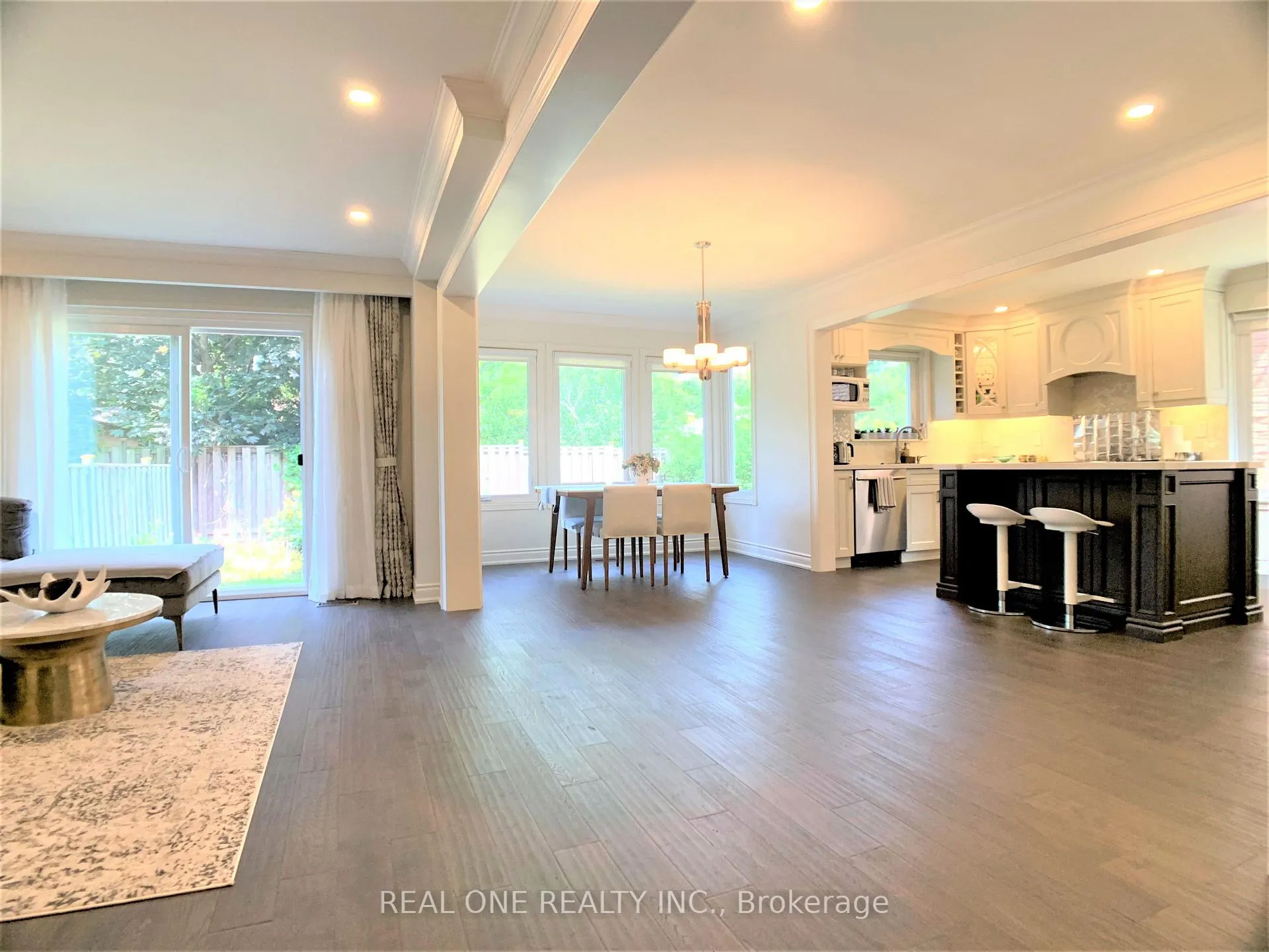 Photo 10 of 433 Mullen Drive, Vaughan, Brownridge — HOMEH