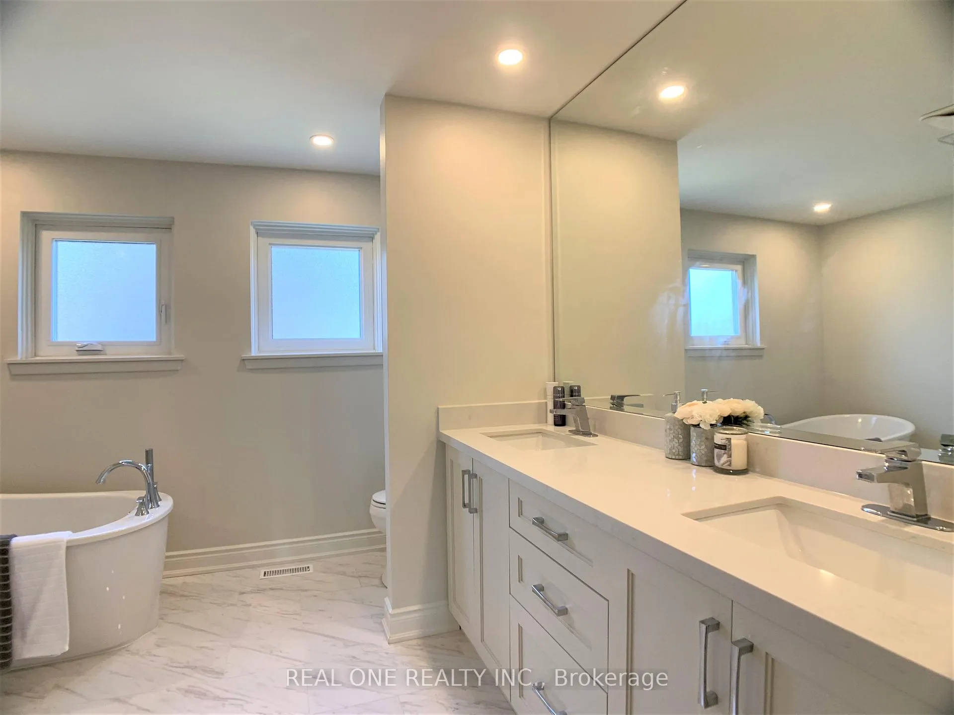Photo 17 of 433 Mullen Drive, Vaughan, Brownridge — HOMEH