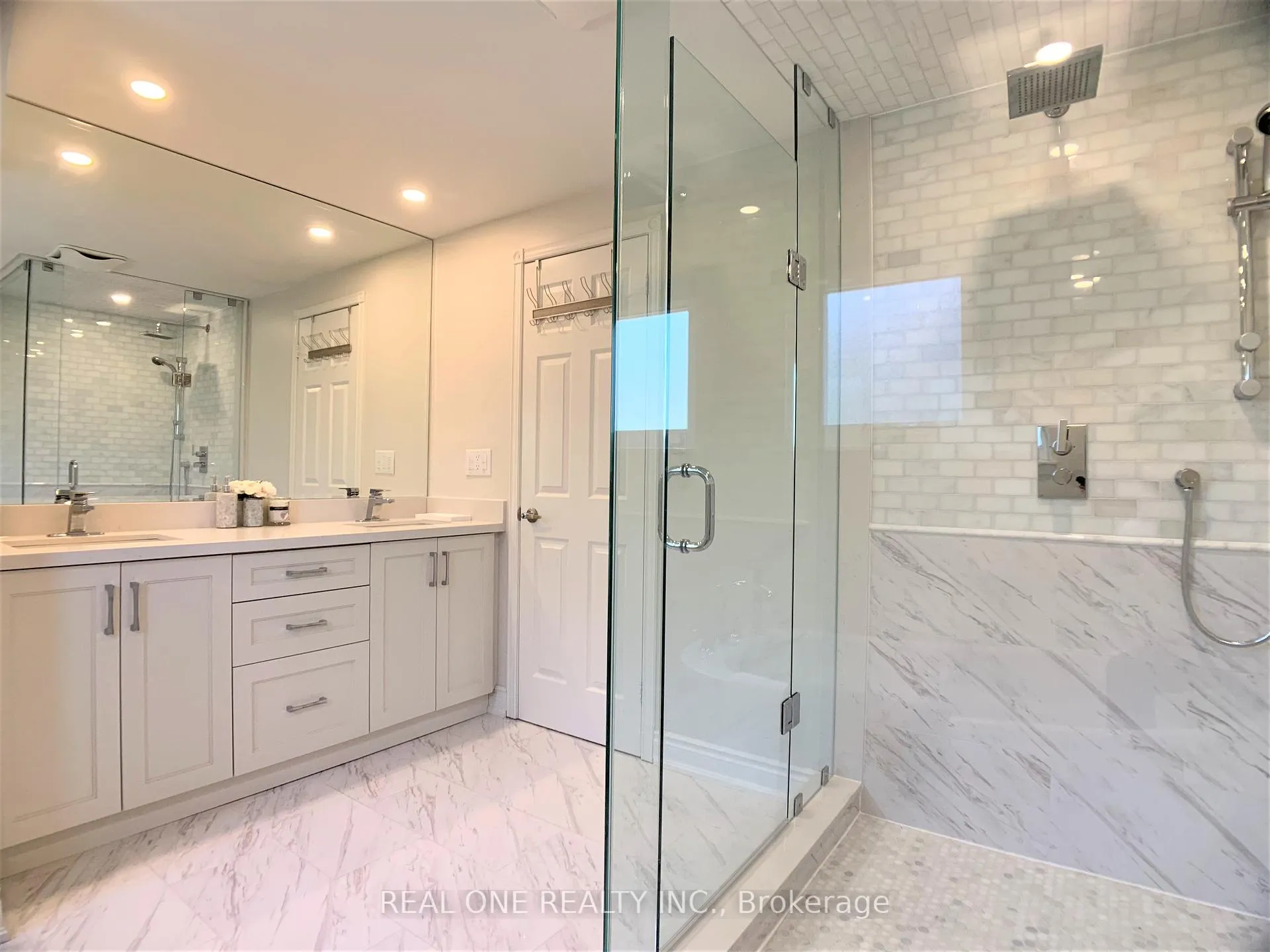 Photo 18 of 433 Mullen Drive, Vaughan, Brownridge — HOMEH