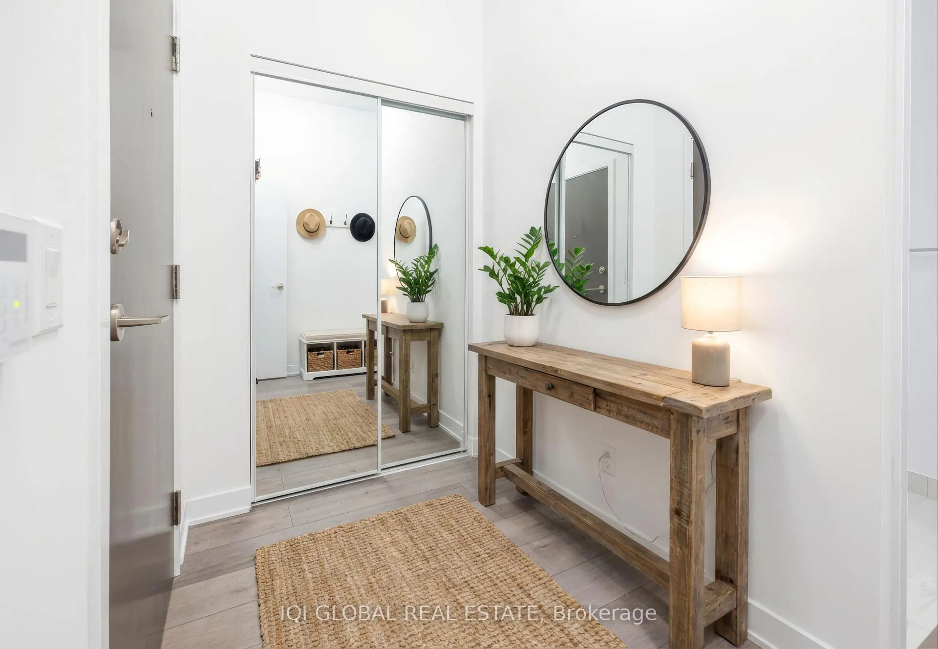 Photo 4 of Unit 312, 10 Honeycrisp Crescent, Vaughan, Vaughan Corporate Centre — HOMEH