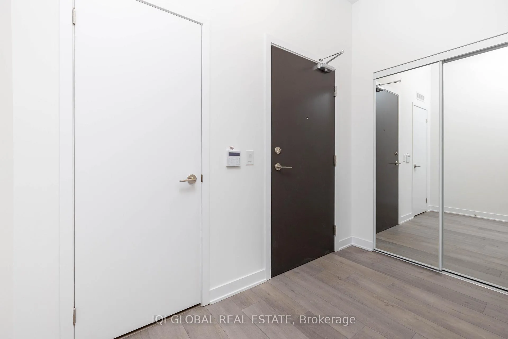 Photo 5 of Unit 312, 10 Honeycrisp Crescent, Vaughan, Vaughan Corporate Centre — HOMEH