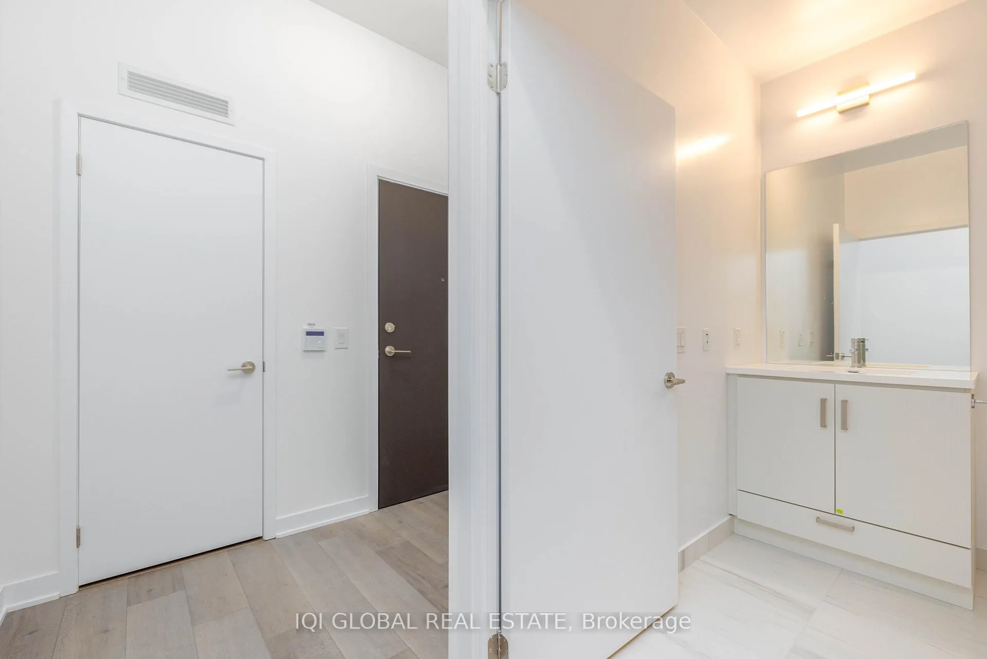 Photo 7 of Unit 312, 10 Honeycrisp Crescent, Vaughan, Vaughan Corporate Centre — HOMEH