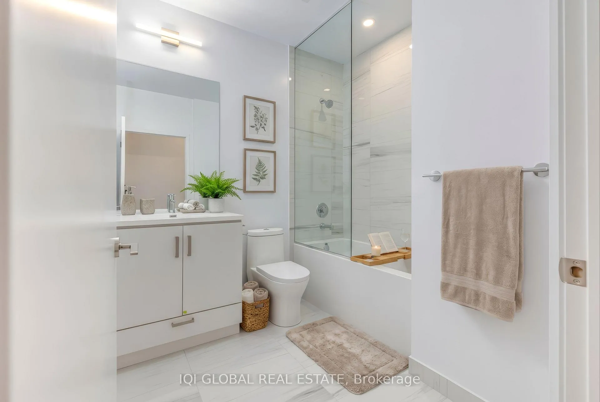 Photo 9 of Unit 312, 10 Honeycrisp Crescent, Vaughan, Vaughan Corporate Centre — HOMEH