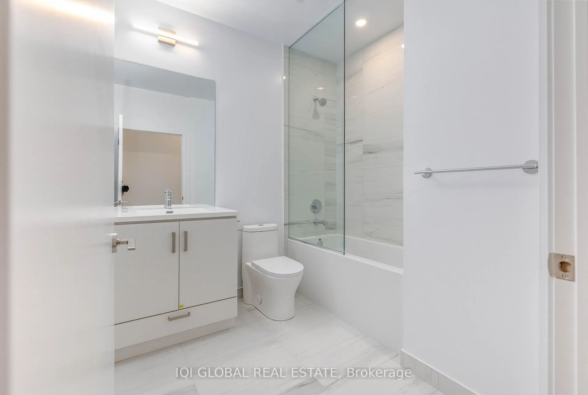 Photo 10 of Unit 312, 10 Honeycrisp Crescent, Vaughan, Vaughan Corporate Centre — HOMEH