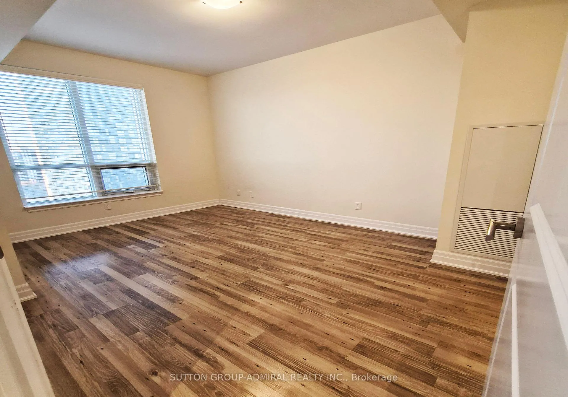 Photo 6 of 9085 Jane Street, Vaughan, Concord — HOMEH