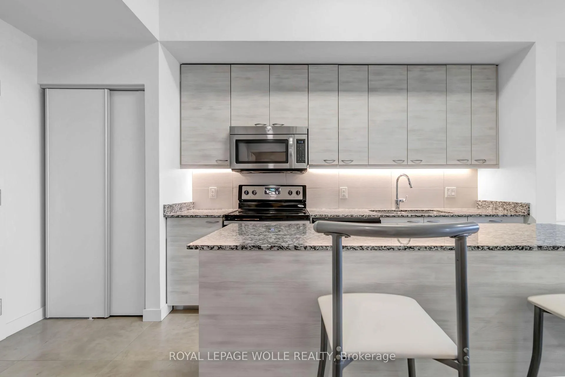 Photo 4 of Unit 812, 280 Lester Street, Waterloo, Beechwood/University — HOMEH