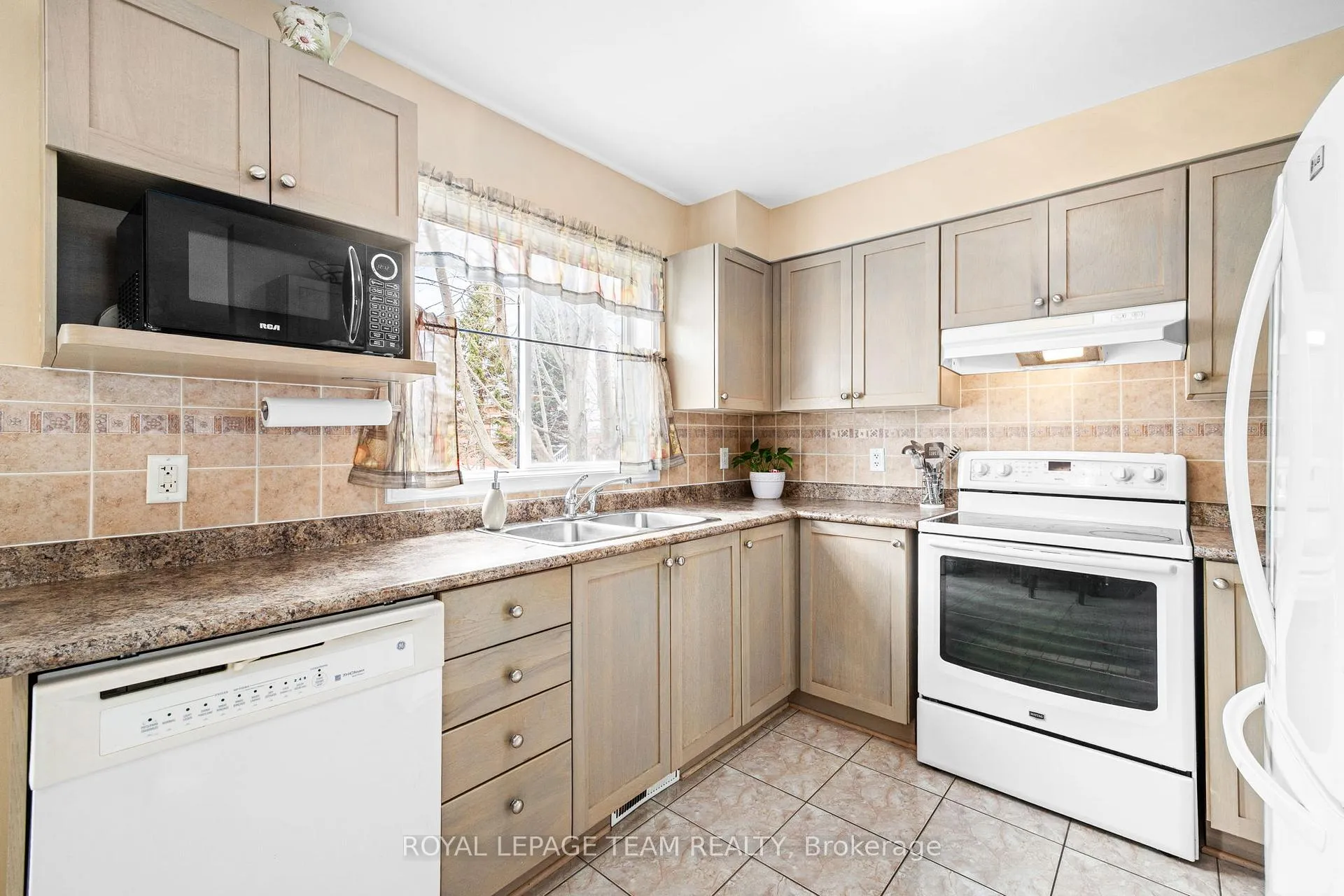 Photo 24 of 147 Wharhol Private, Ottawa, Westcliffe Estates — HOMEH