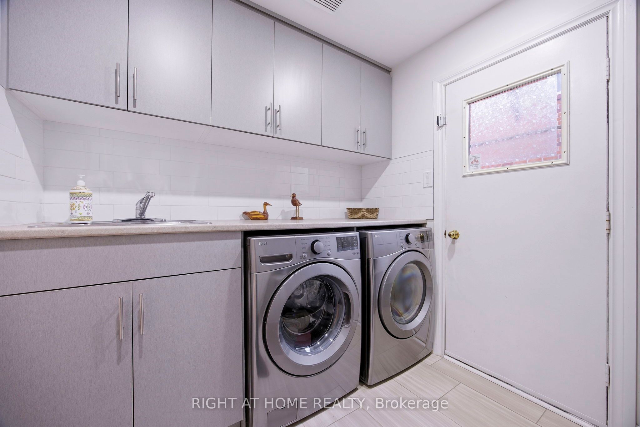Photo 8 of 12 Esker Drive, Brampton, Heart Lake East — HOMEH