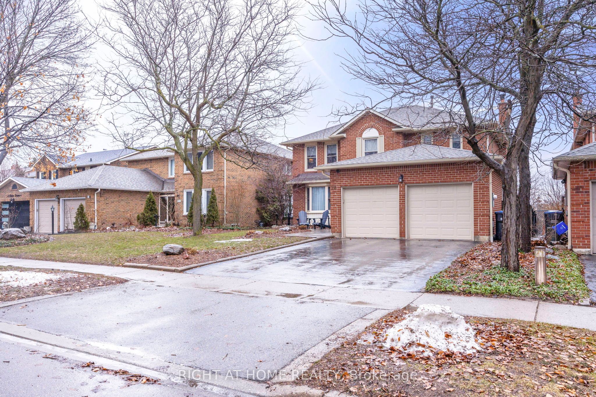 Photo 2 of 12 Esker Drive, Brampton, Heart Lake East — HOMEH