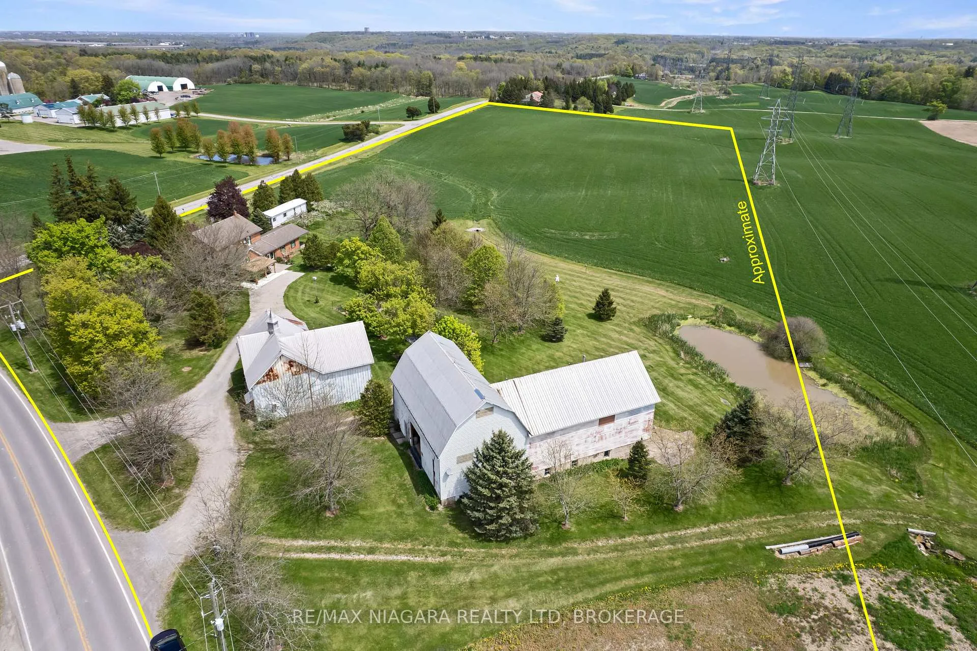 Photo 3 of 2461 Effingham Street, Pelham, North Pelham — HOMEH