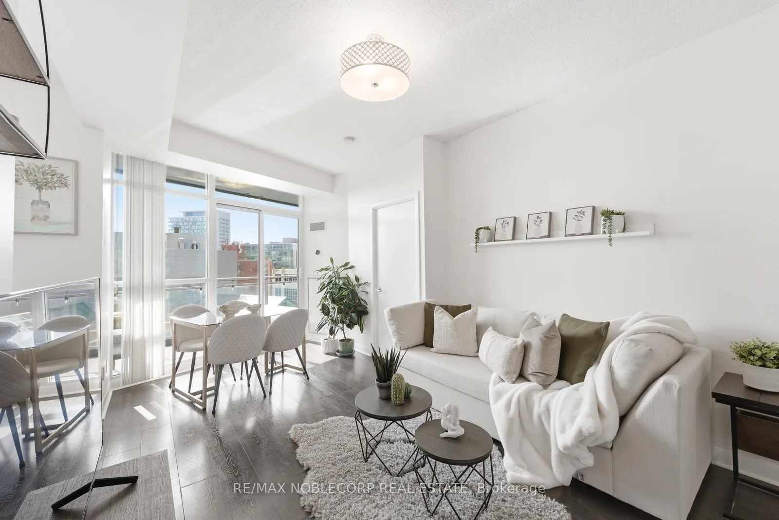 Photo 8 of Unit 1106, 15 Bruyeres Mews, Toronto, Niagara — HOMEH
