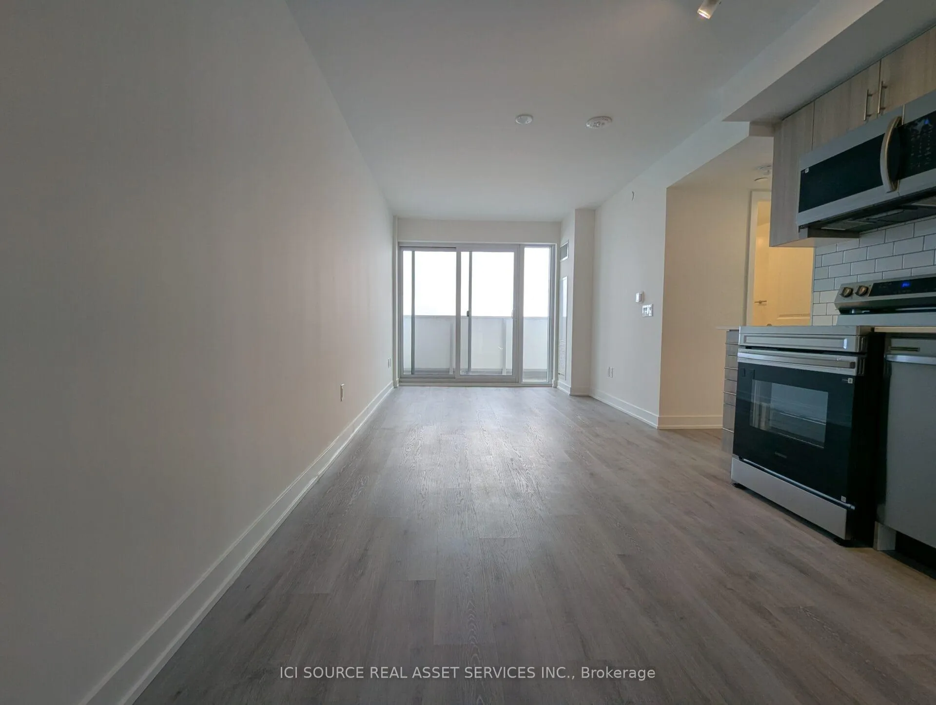 Photo 3 of Unit 802, 1010 Sandy Beach Road, Pickering, Bay Ridges — HOMEH