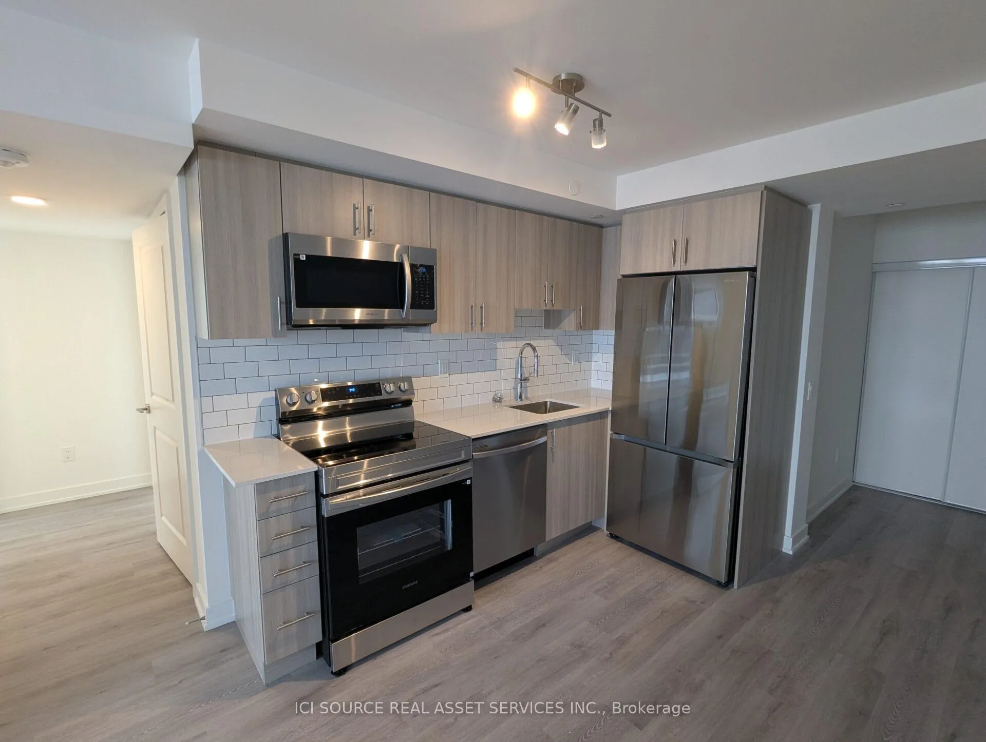 Photo 8 of Unit 802, 1010 Sandy Beach Road, Pickering, Bay Ridges — HOMEH