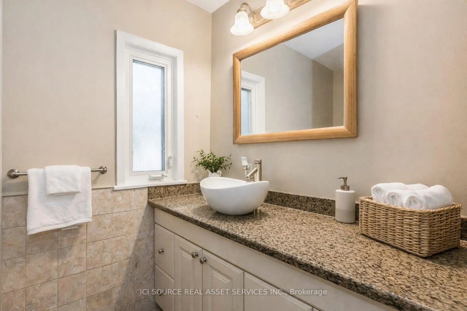 Photo 6 of Unit Upper, 192 Edwin Street, Kitchener — HOMEH