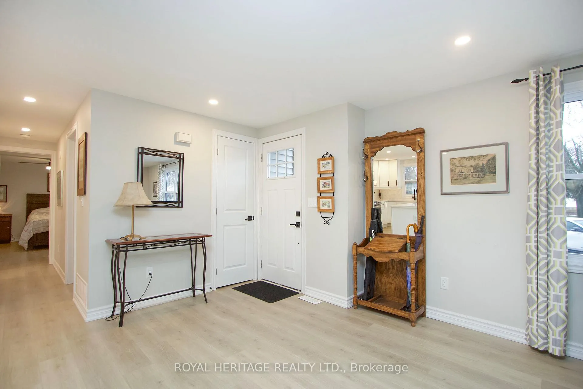 Photo 4 of 40 Bluffs Road, Clarington, Bowmanville — HOMEH