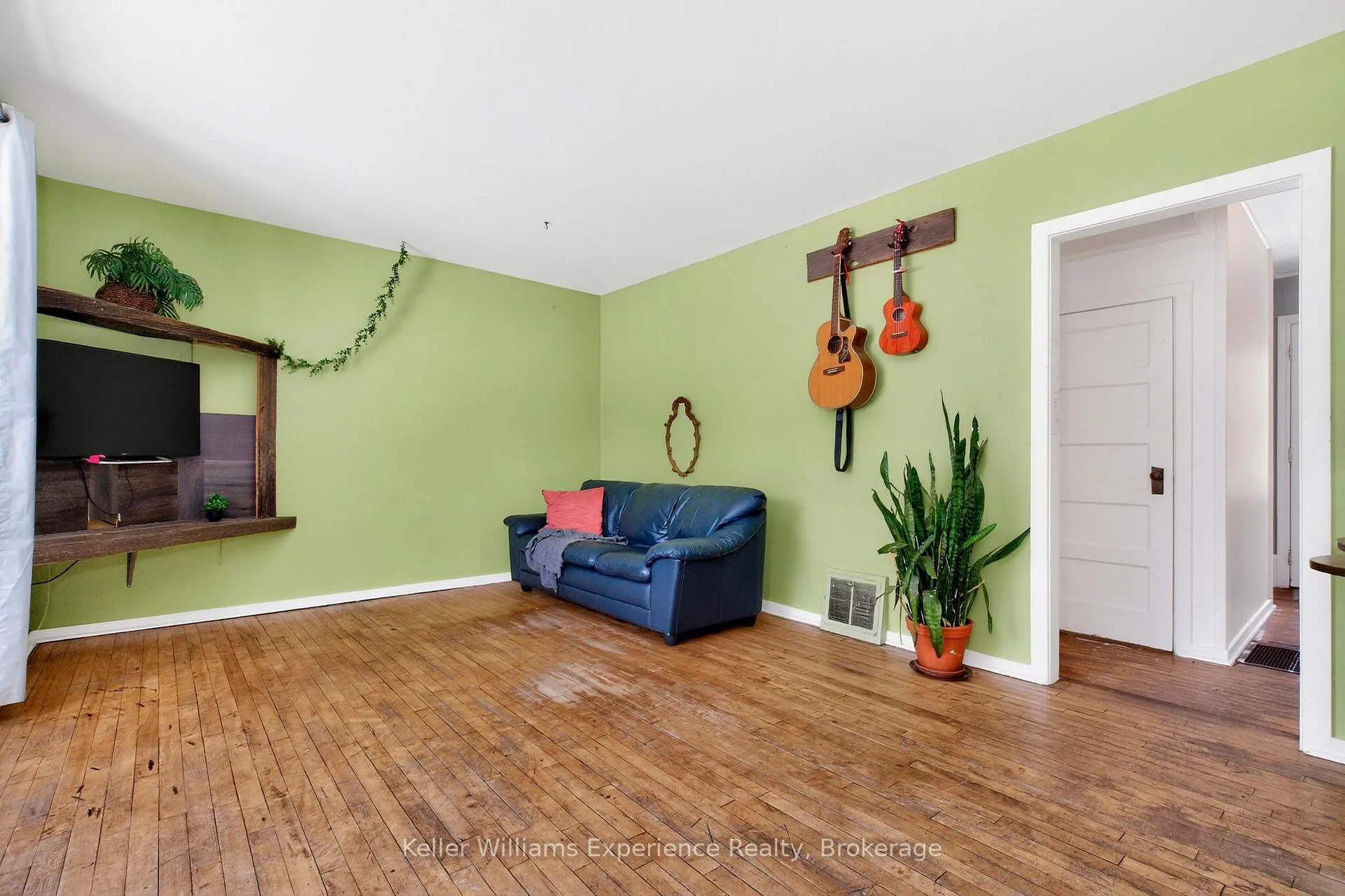 Photo 11 of 14 Aubrey Street, Bracebridge, Macaulay — HOMEH