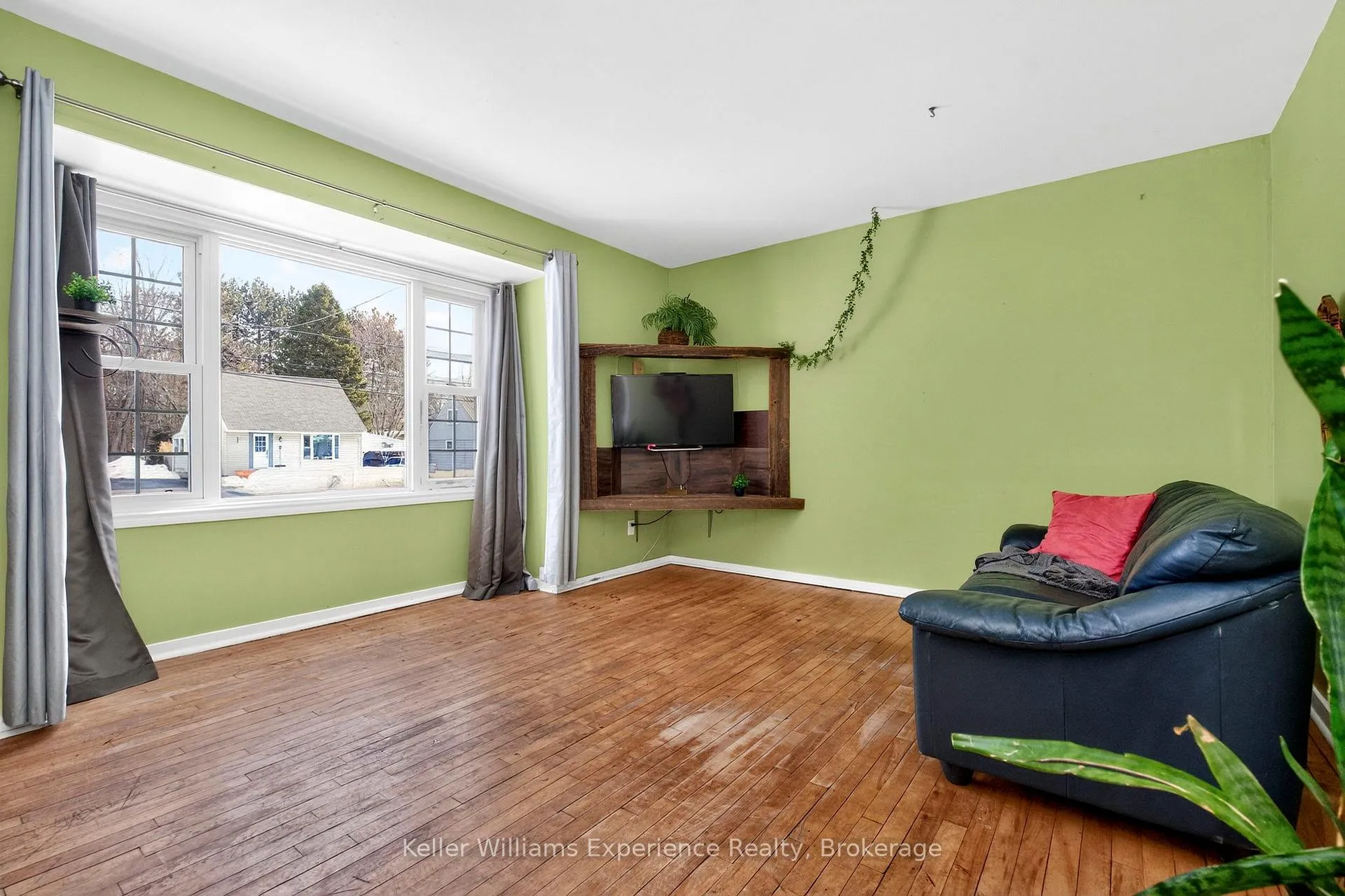 Photo 12 of 14 Aubrey Street, Bracebridge, Macaulay — HOMEH