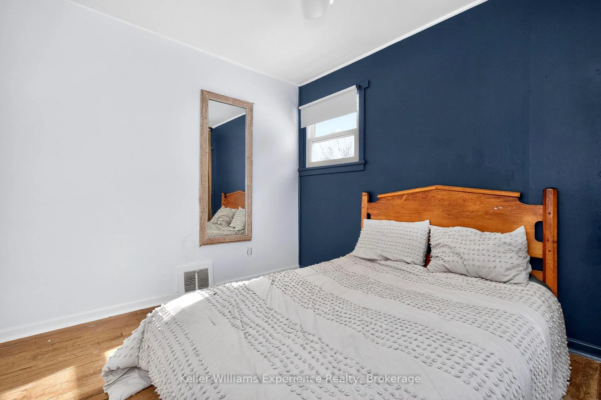 Photo 16 of 14 Aubrey Street, Bracebridge, Macaulay — HOMEH
