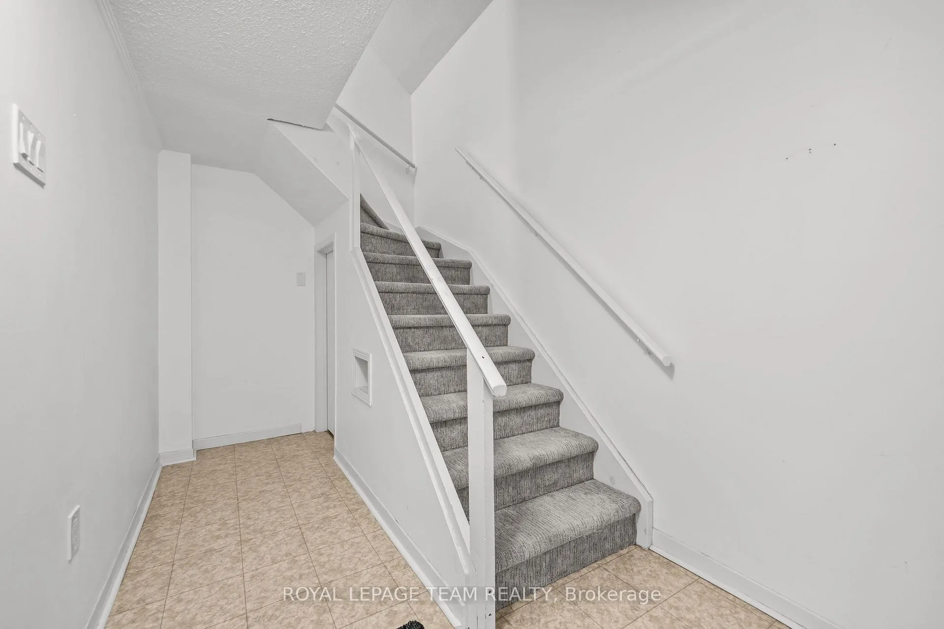 Photo 4 of 6264 Perth Street, Ottawa, Richmond — HOMEH