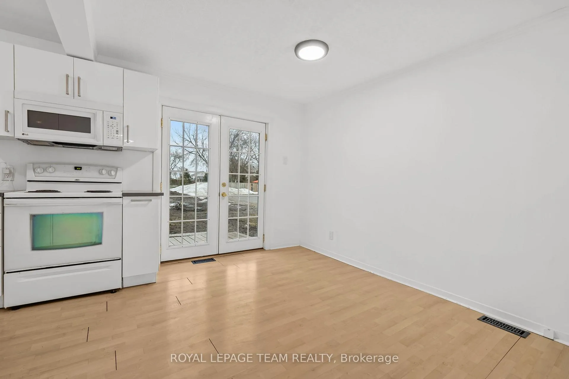 Photo 10 of 6264 Perth Street, Ottawa, Richmond — HOMEH