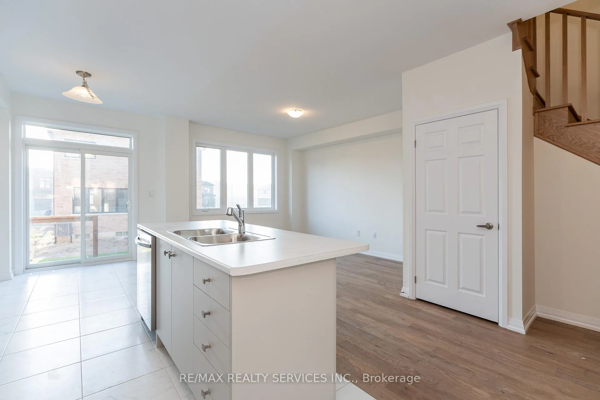 Photo 15 of 95 Granville Crescent, Haldimand — HOMEH
