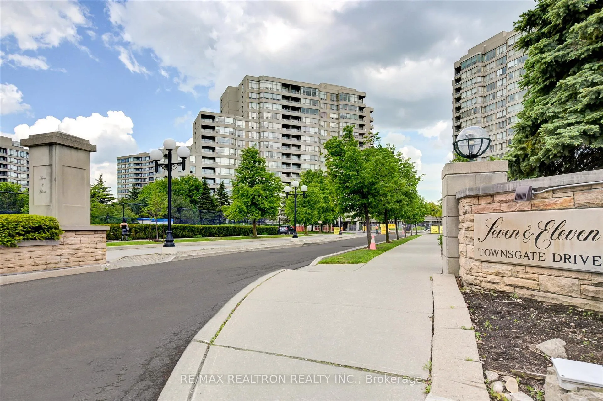 Photo 2 of Unit 100, 7 Townsgate Drive, Vaughan, Crestwood-Springfarm-Yorkhill — HOMEH