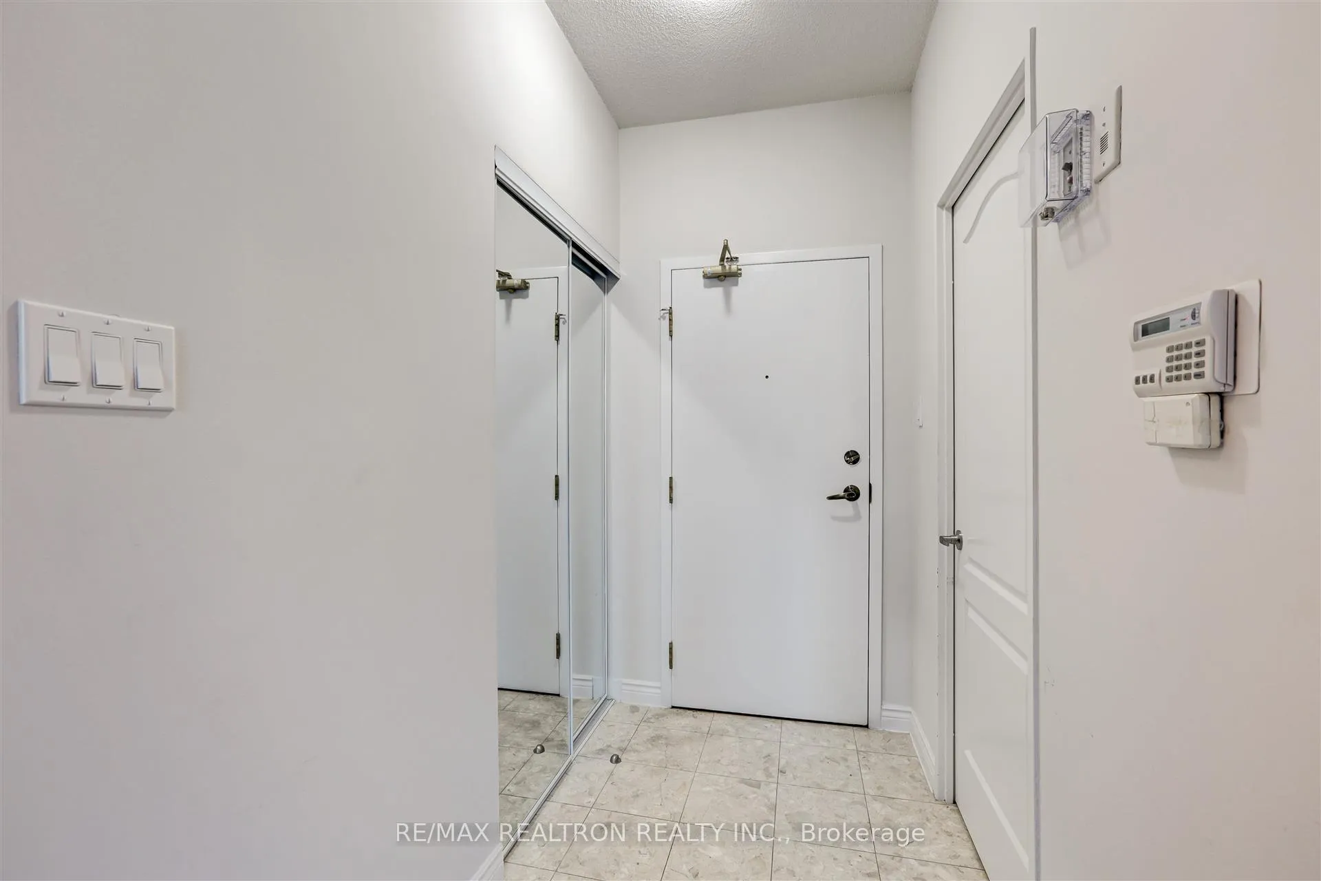 Photo 4 of Unit 100, 7 Townsgate Drive, Vaughan, Crestwood-Springfarm-Yorkhill — HOMEH