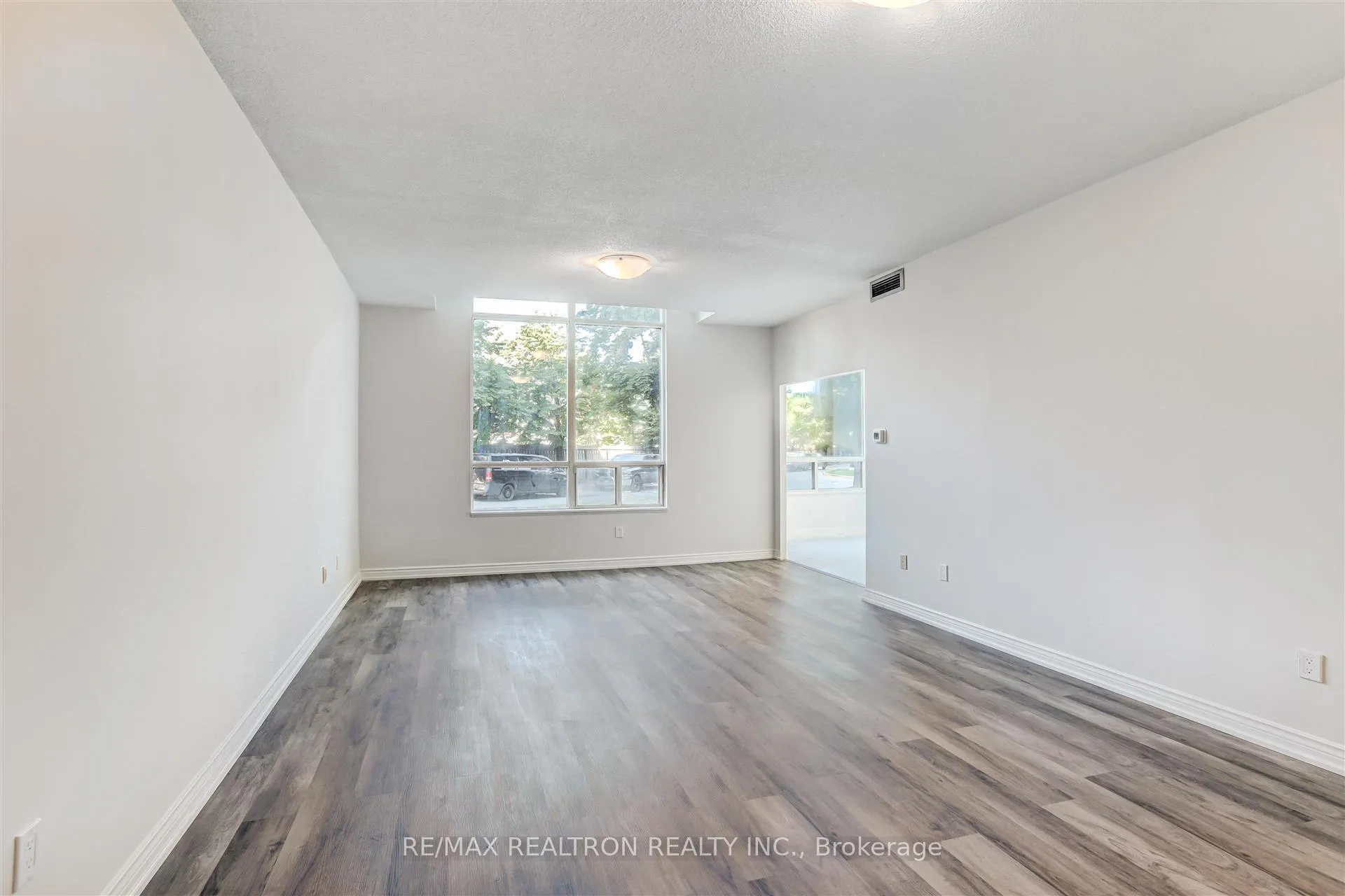 Photo 5 of Unit 100, 7 Townsgate Drive, Vaughan, Crestwood-Springfarm-Yorkhill — HOMEH