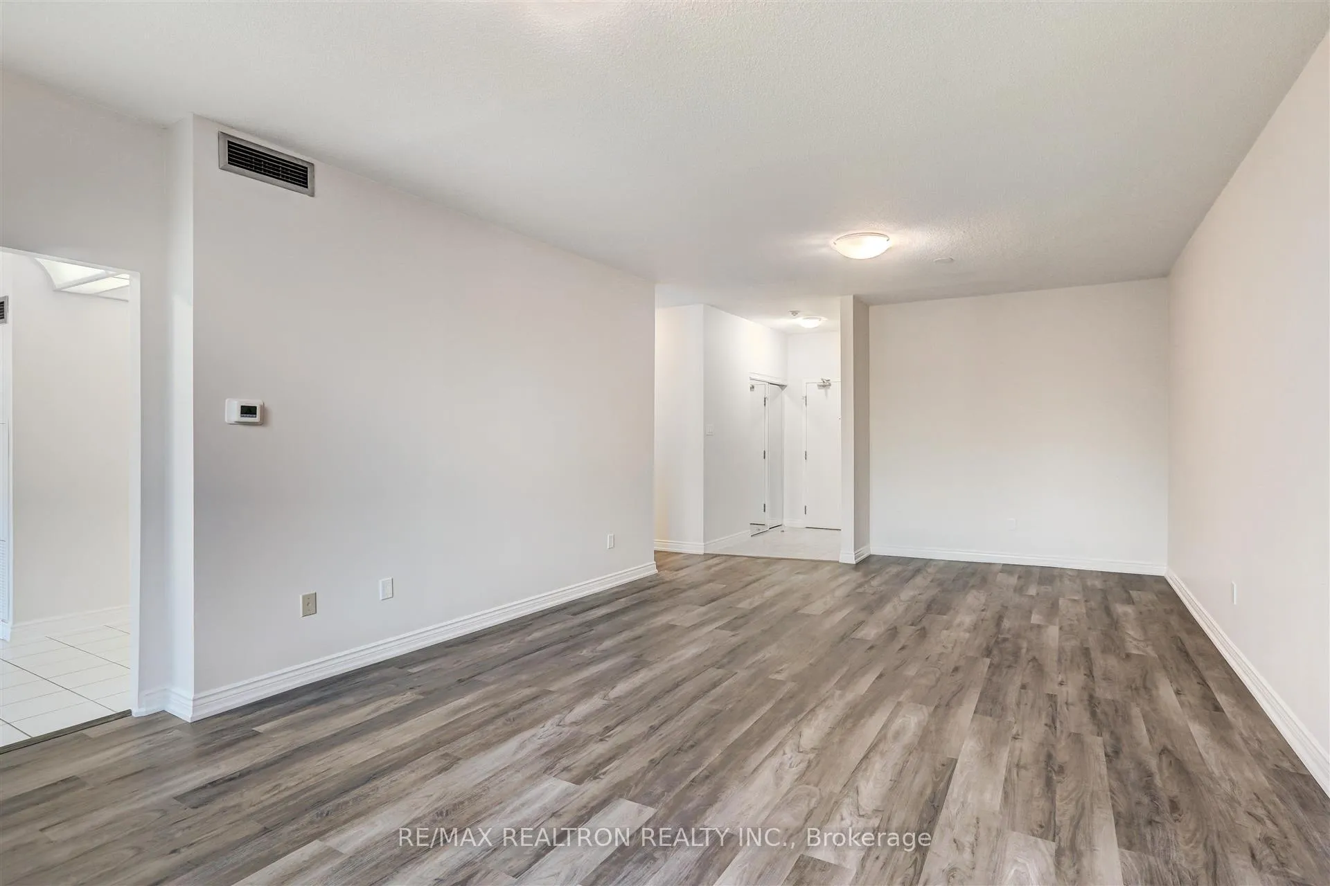 Photo 6 of Unit 100, 7 Townsgate Drive, Vaughan, Crestwood-Springfarm-Yorkhill — HOMEH