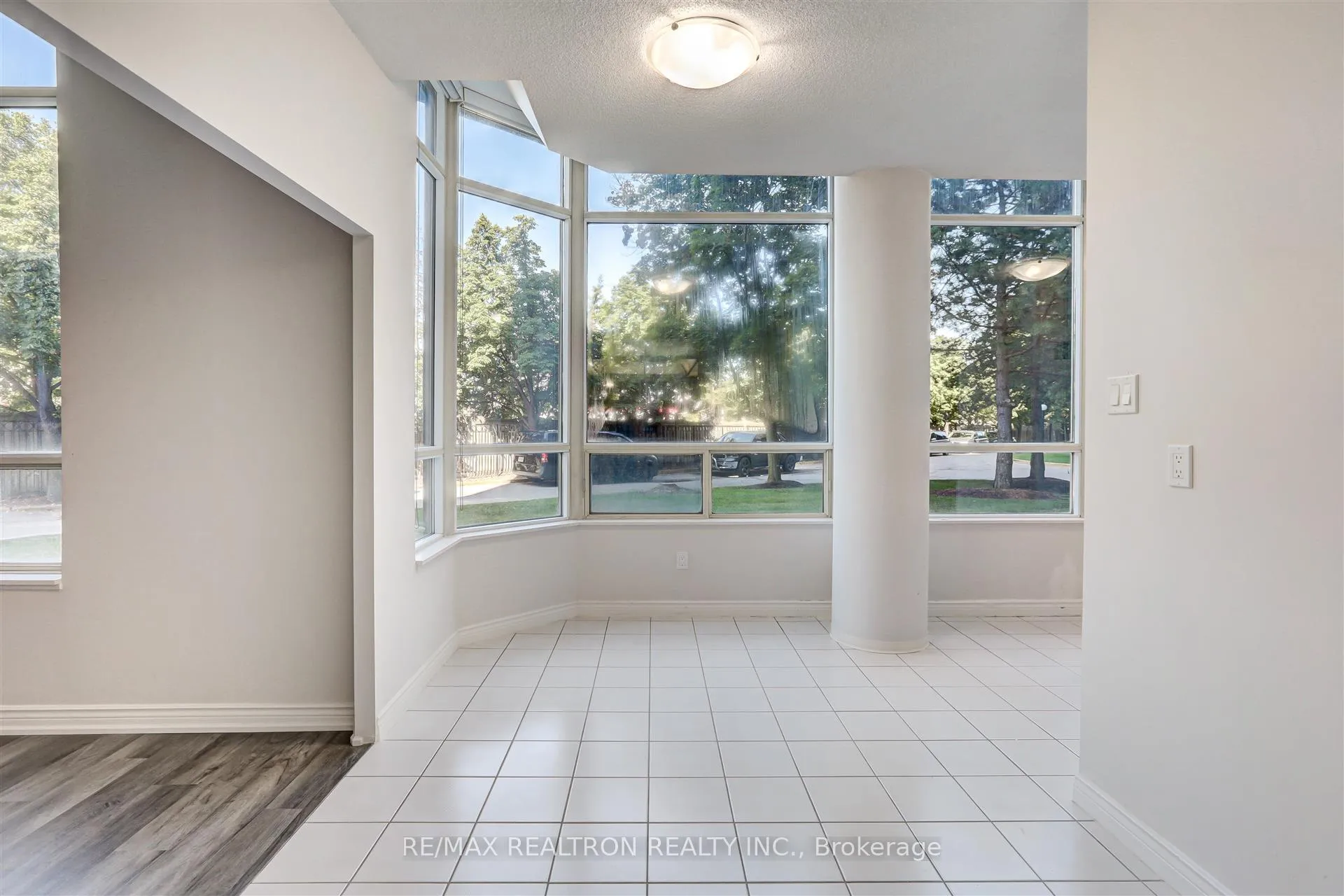 Photo 7 of Unit 100, 7 Townsgate Drive, Vaughan, Crestwood-Springfarm-Yorkhill — HOMEH