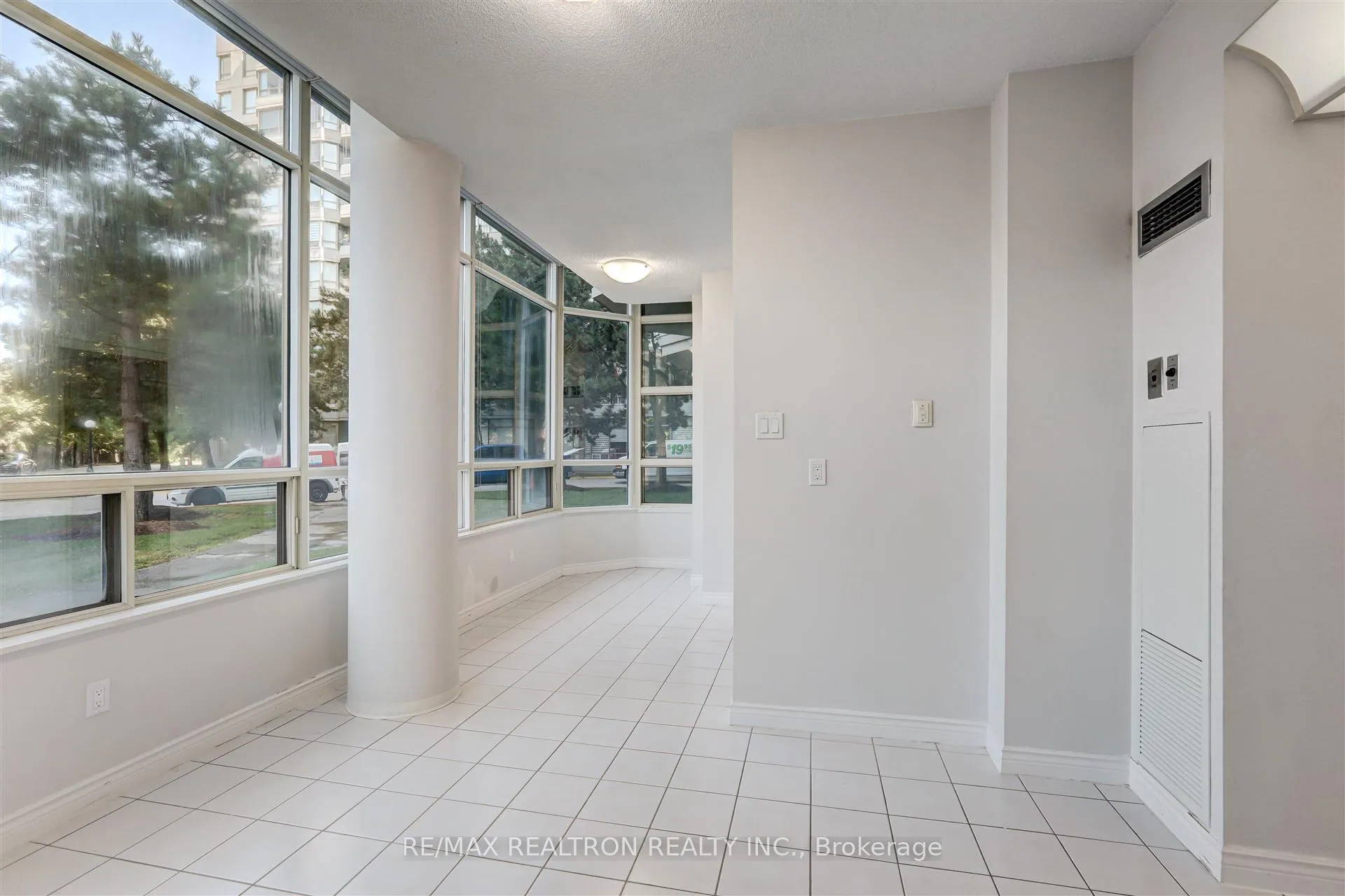 Photo 8 of Unit 100, 7 Townsgate Drive, Vaughan, Crestwood-Springfarm-Yorkhill — HOMEH