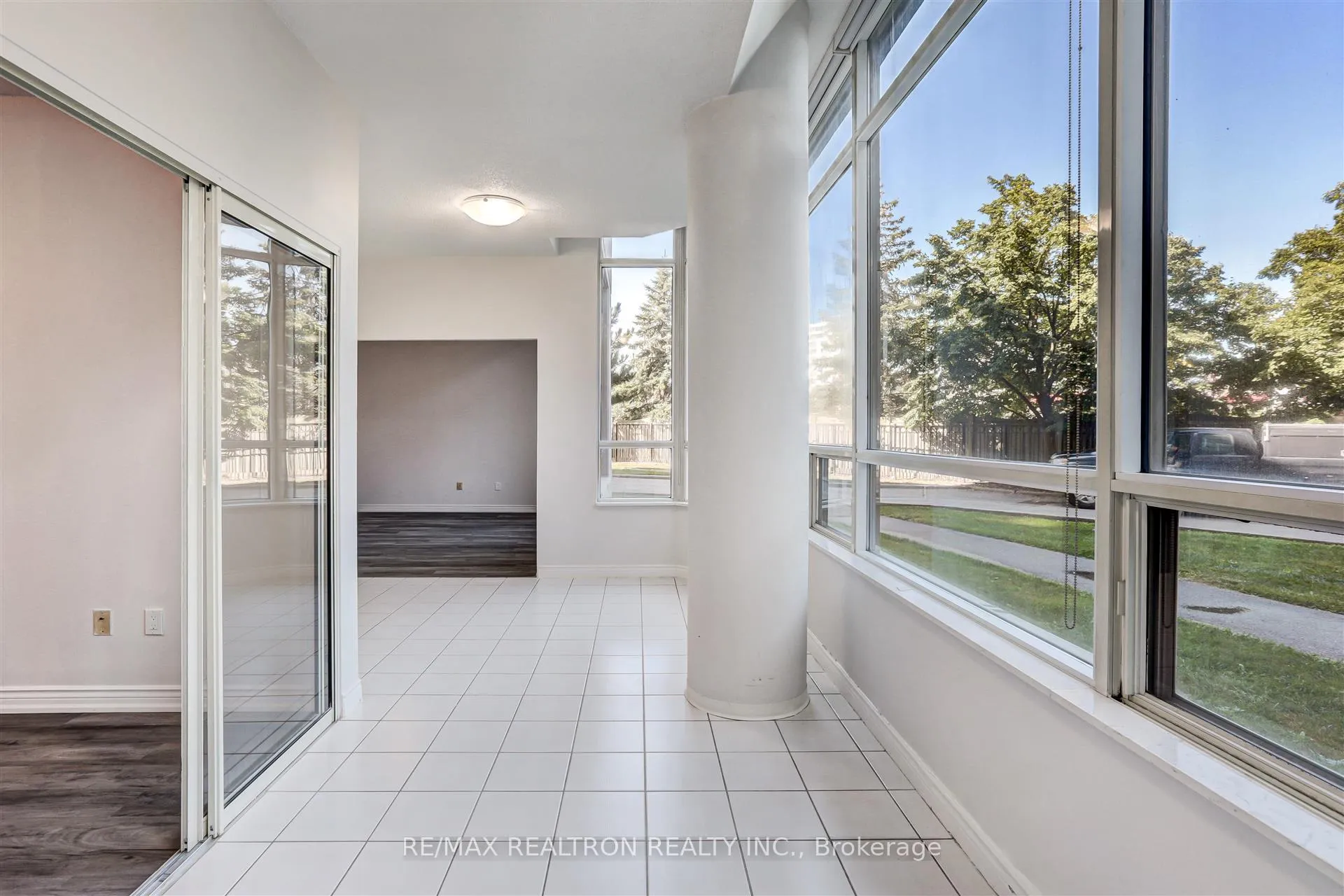 Photo 9 of Unit 100, 7 Townsgate Drive, Vaughan, Crestwood-Springfarm-Yorkhill — HOMEH