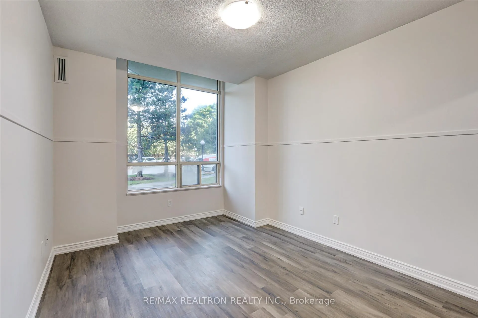 Photo 11 of Unit 100, 7 Townsgate Drive, Vaughan, Crestwood-Springfarm-Yorkhill — HOMEH